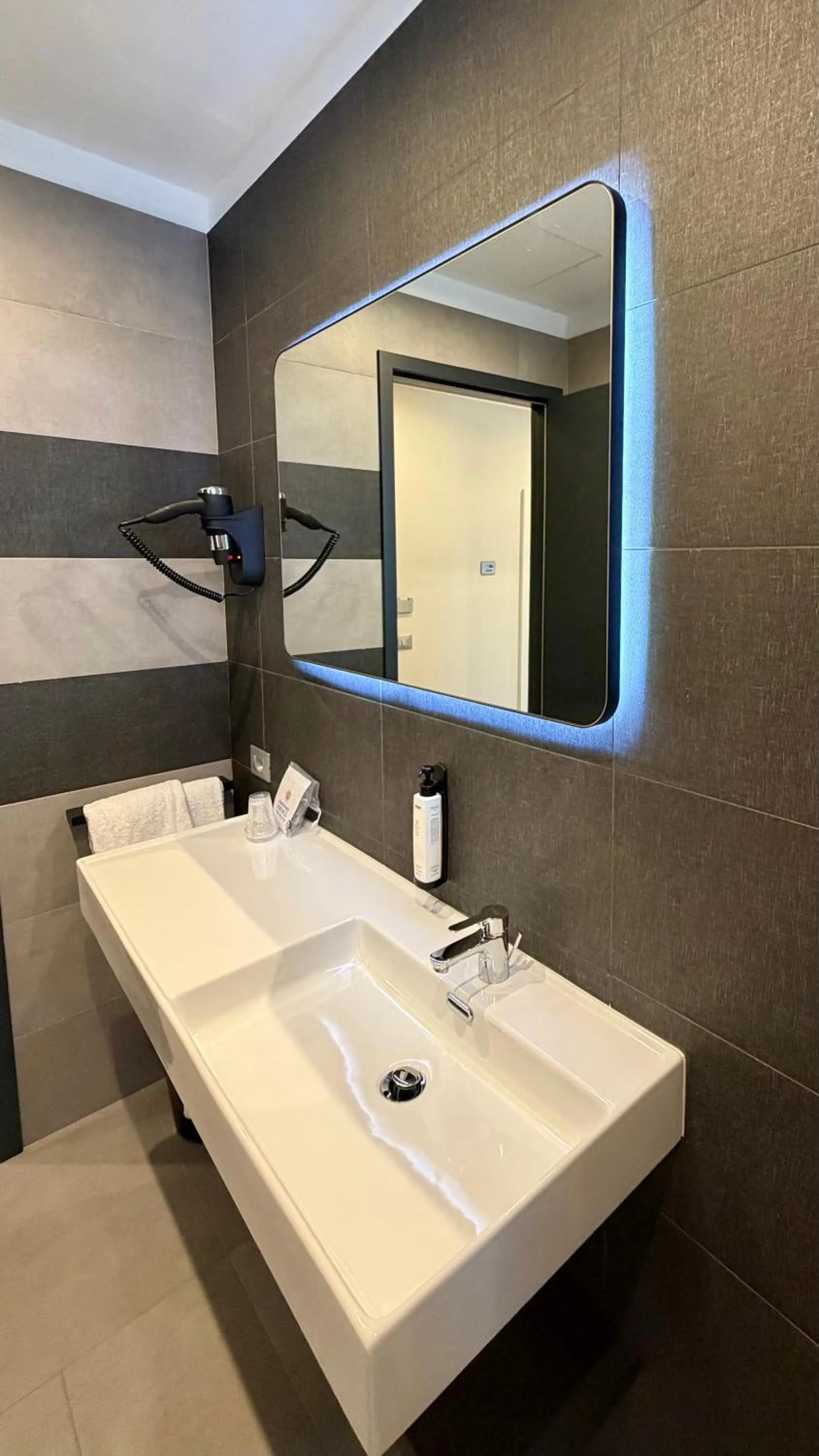 Bathroom in Eurogarden Hotel