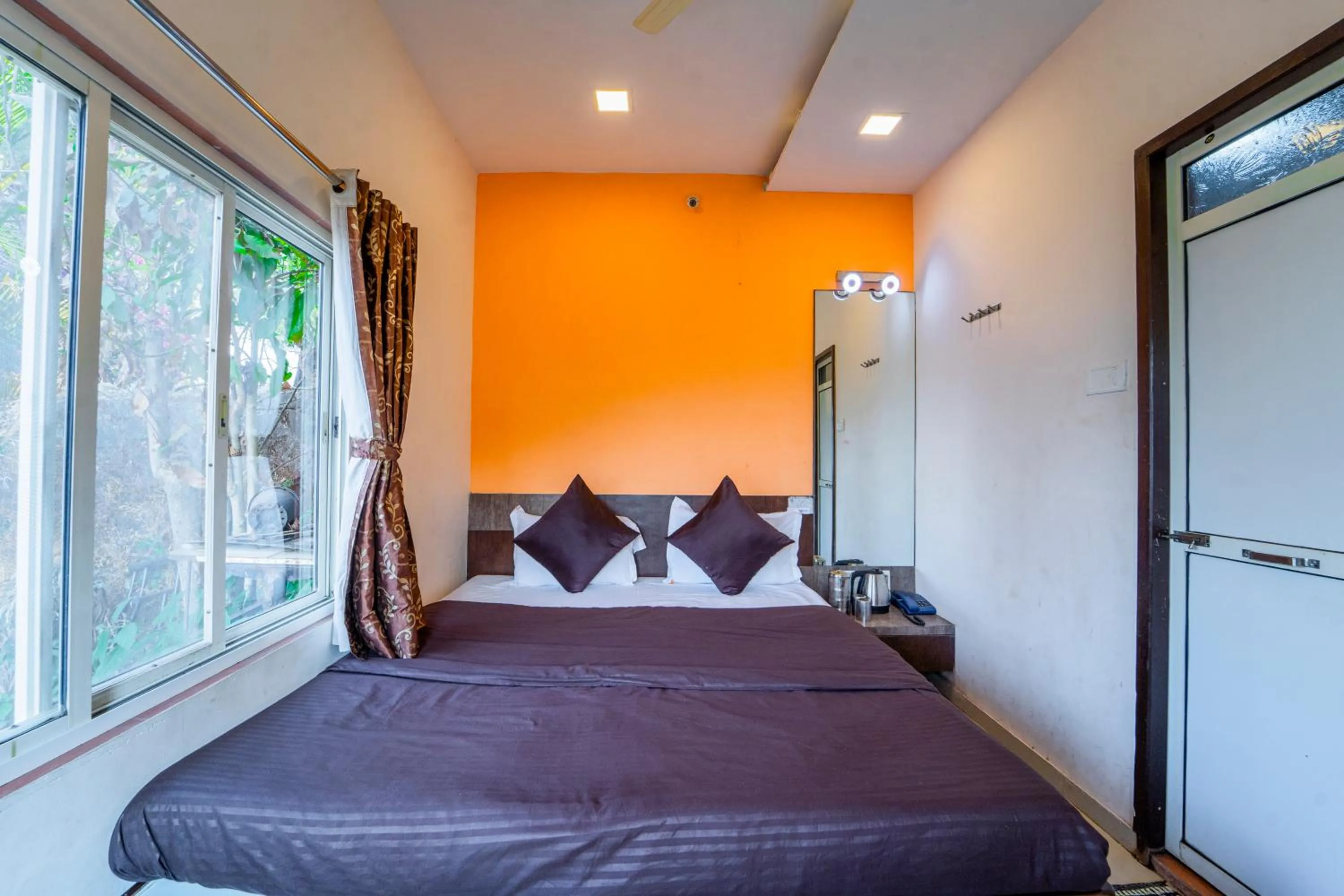 Photo of the whole room, Bed in Sharayu Holidays Valley View