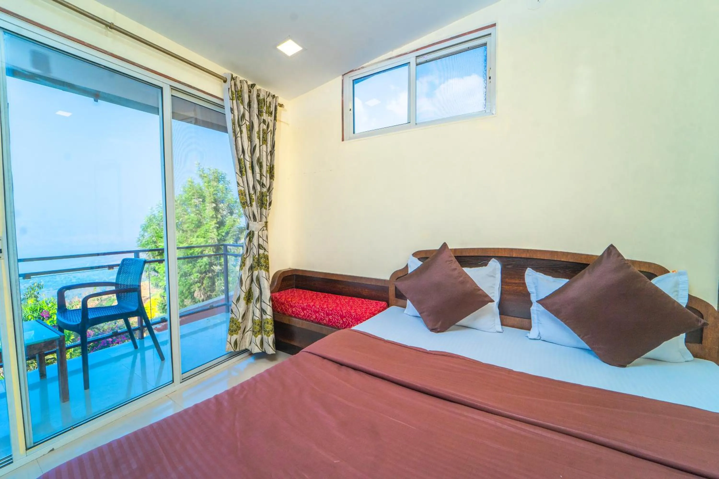 Photo of the whole room, Bed in Sharayu Holidays Valley View