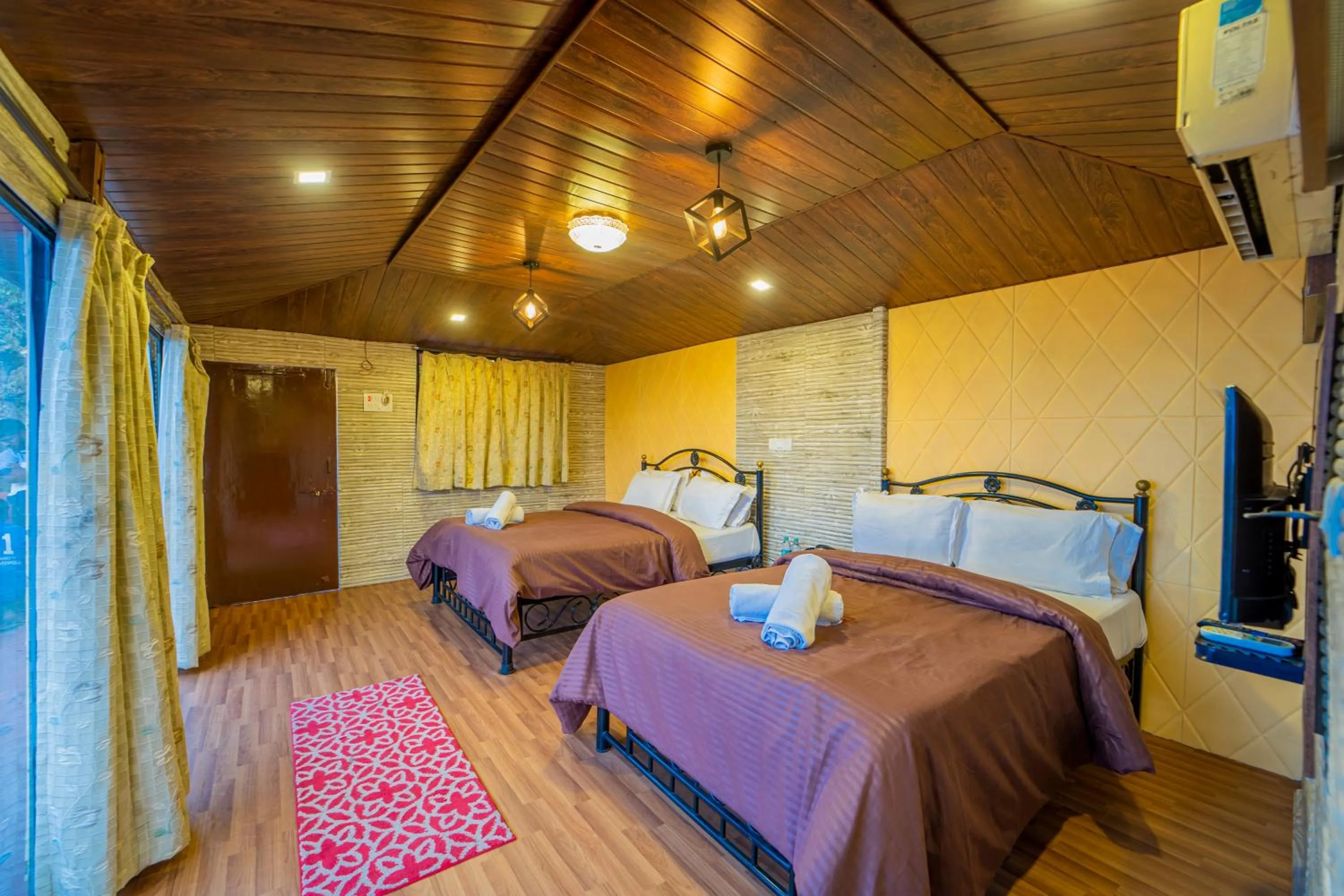 Photo of the whole room, Bed in Sharayu Holidays Valley View
