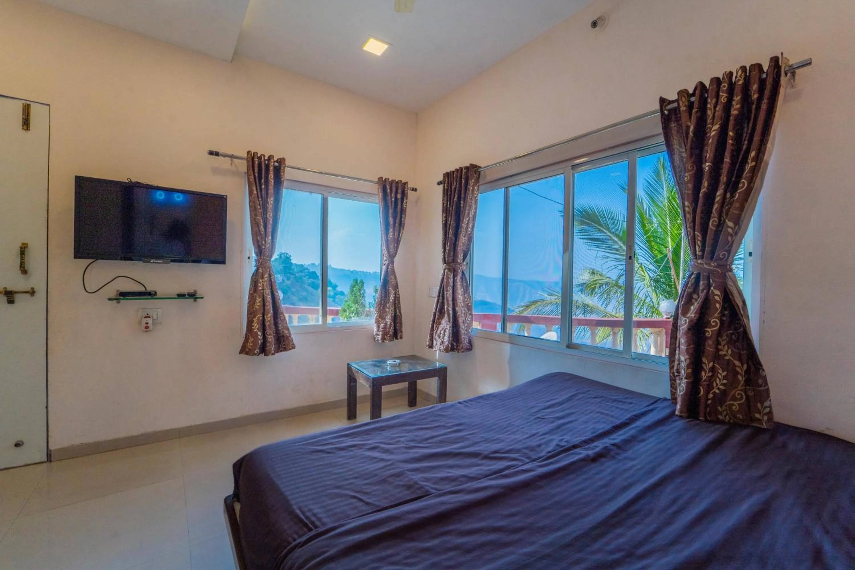 Photo of the whole room, Bed in Sharayu Holidays Valley View