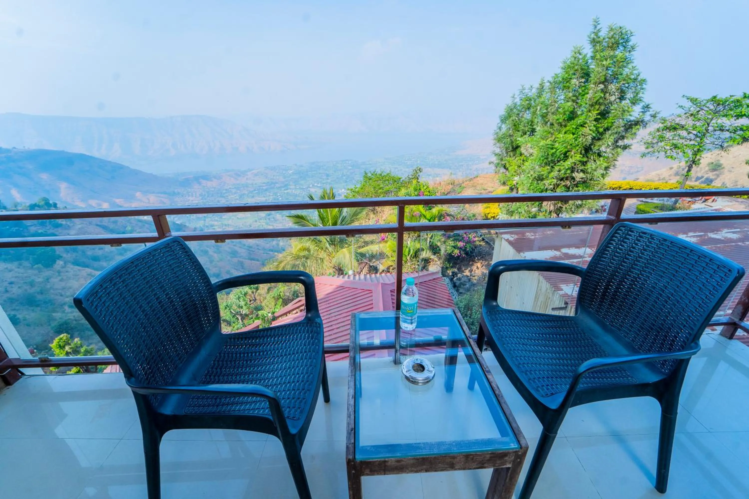 Balcony/Terrace in Sharayu Holidays Valley View
