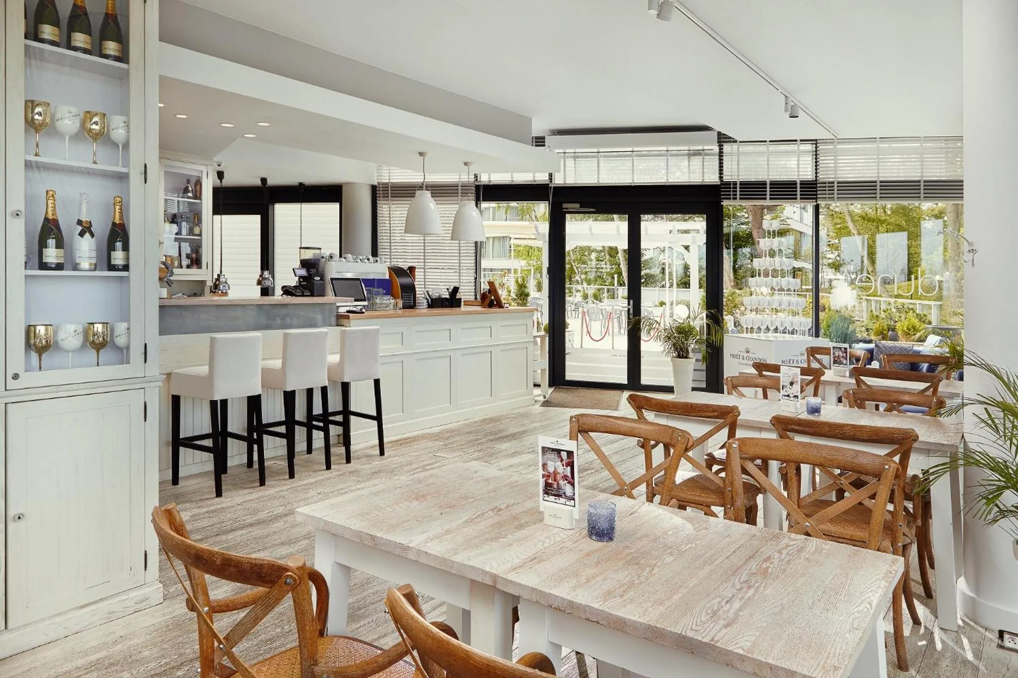 Restaurant/places to eat in Dune Beach Resort - A