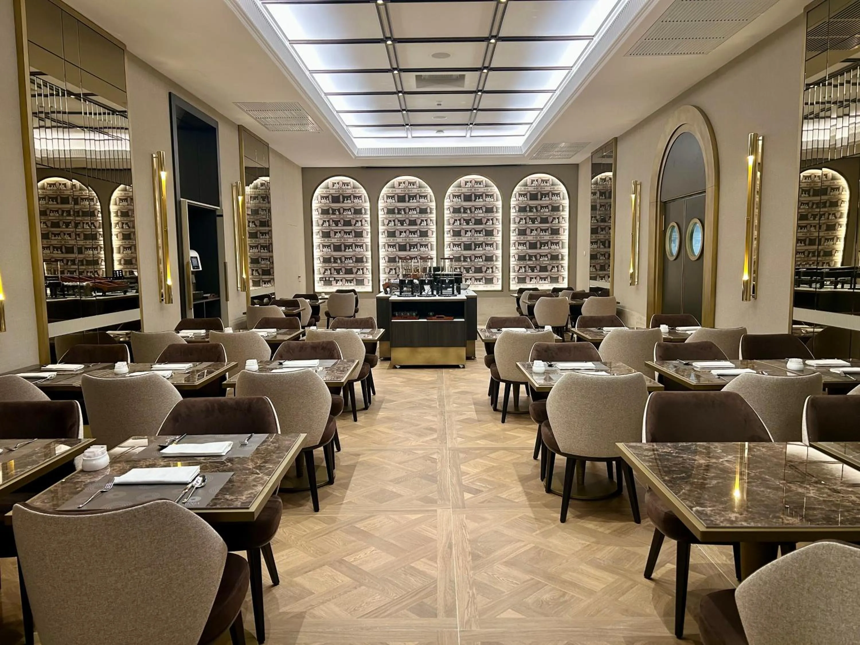 Restaurant/places to eat in Aria Palace by OMNIA hotels