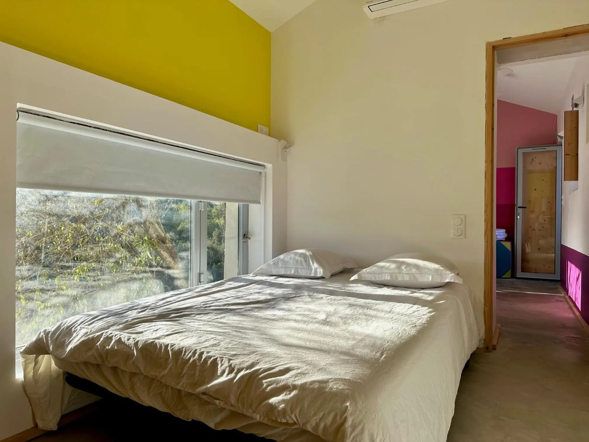 Photo of the whole room in Domaine La Ferme HI bride