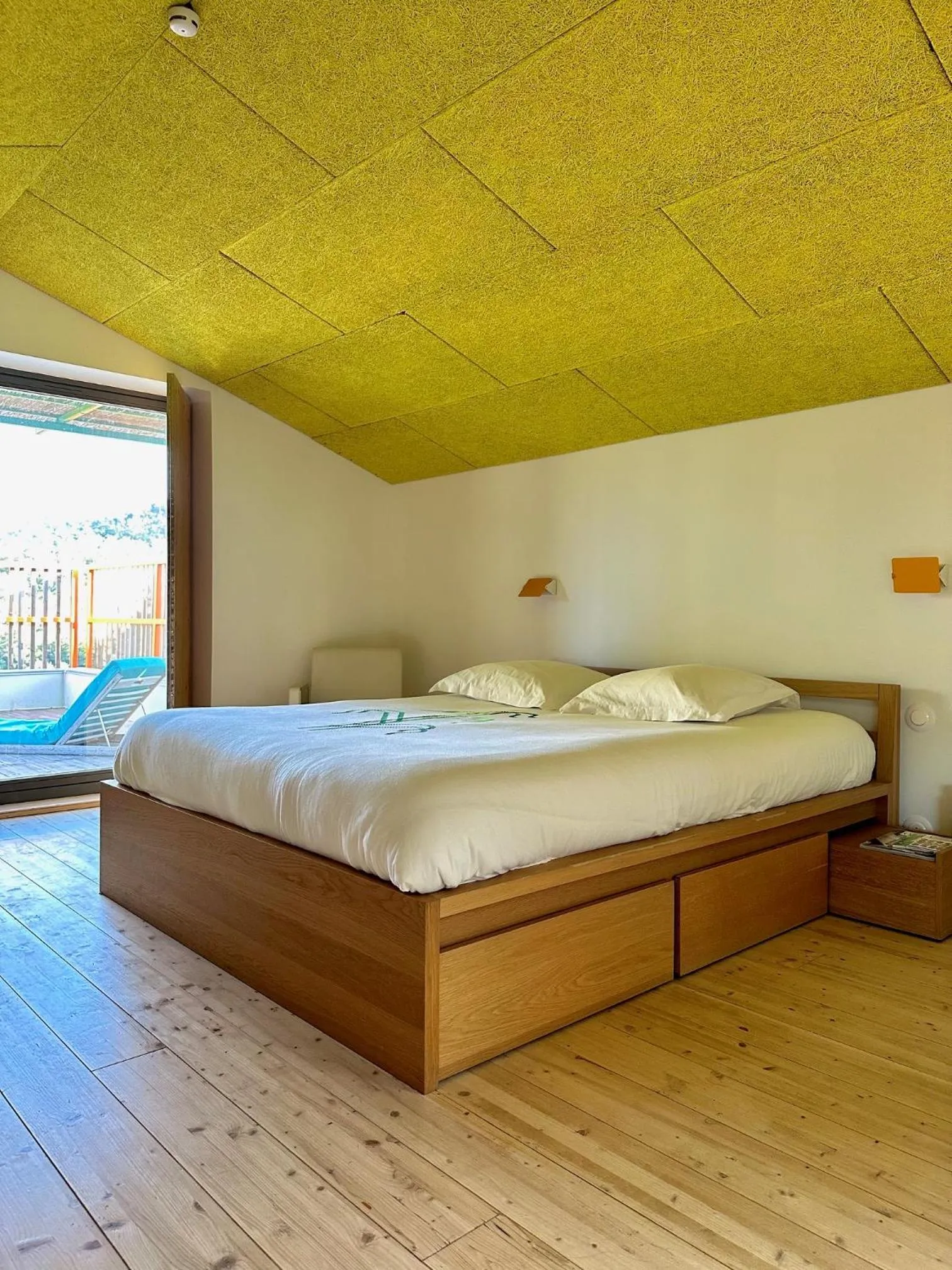 Photo of the whole room in Domaine La Ferme HI bride