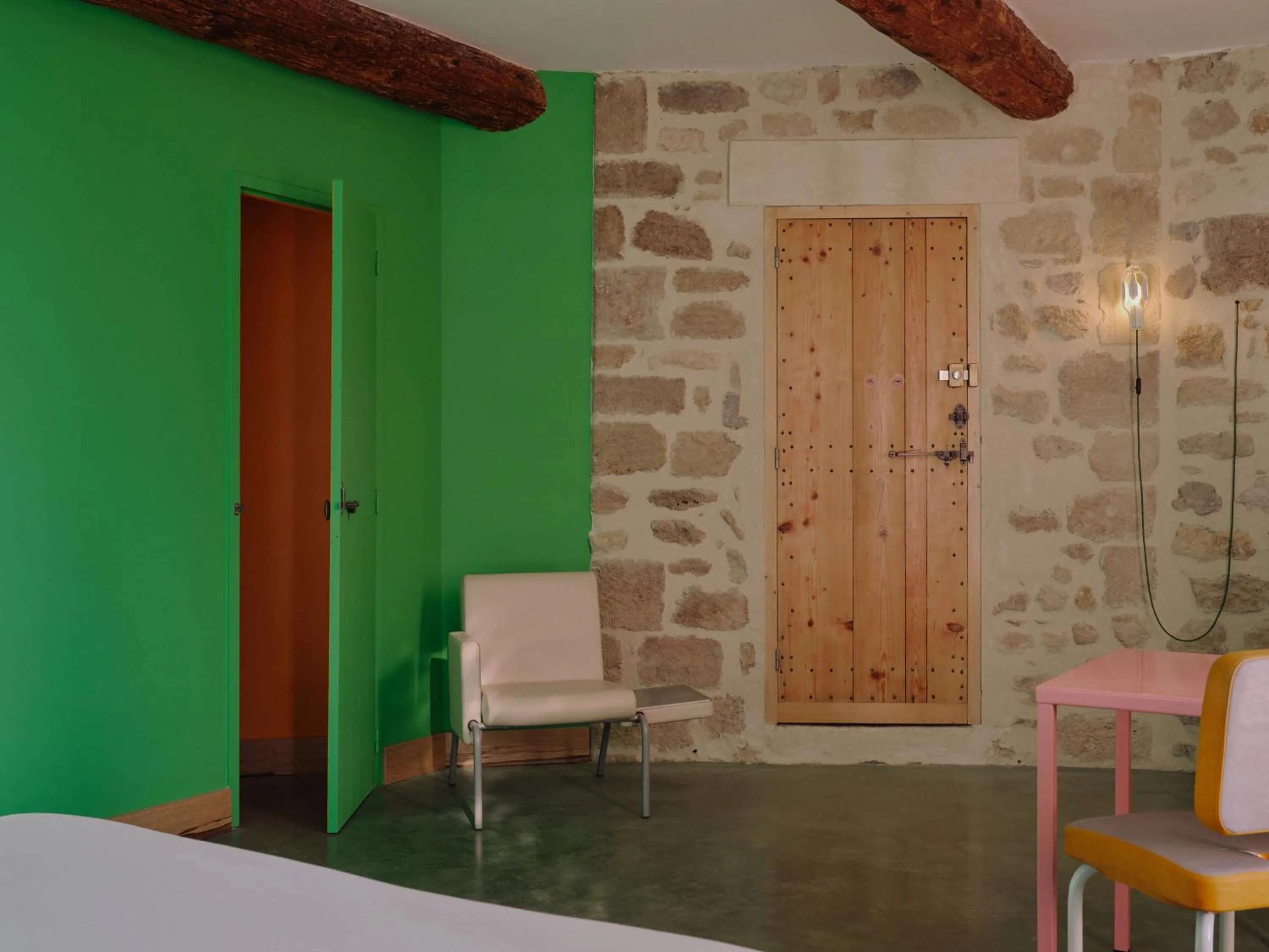 Photo of the whole room in Domaine La Ferme HI bride