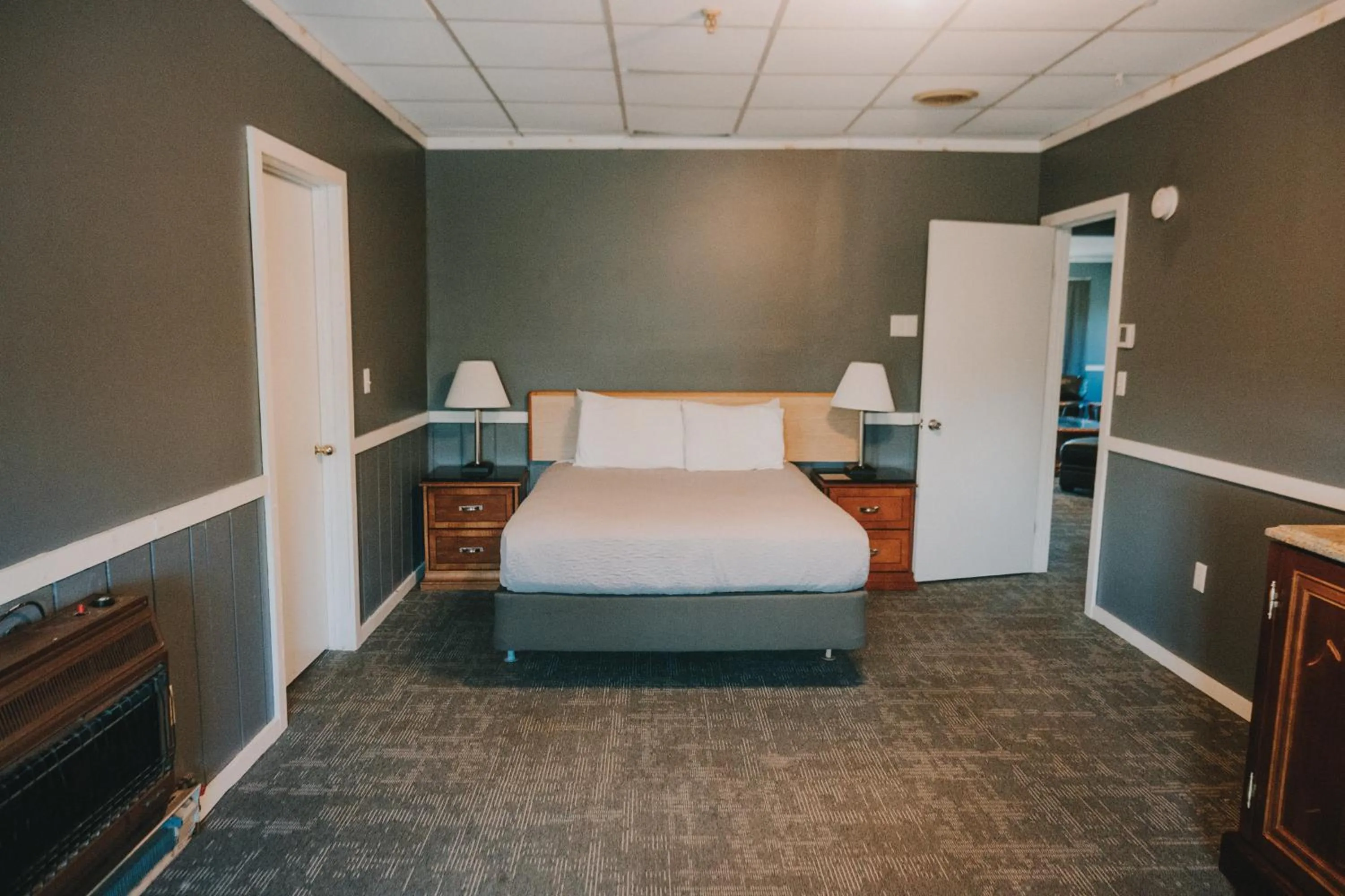 Bedroom, Bed in Queen City Inn