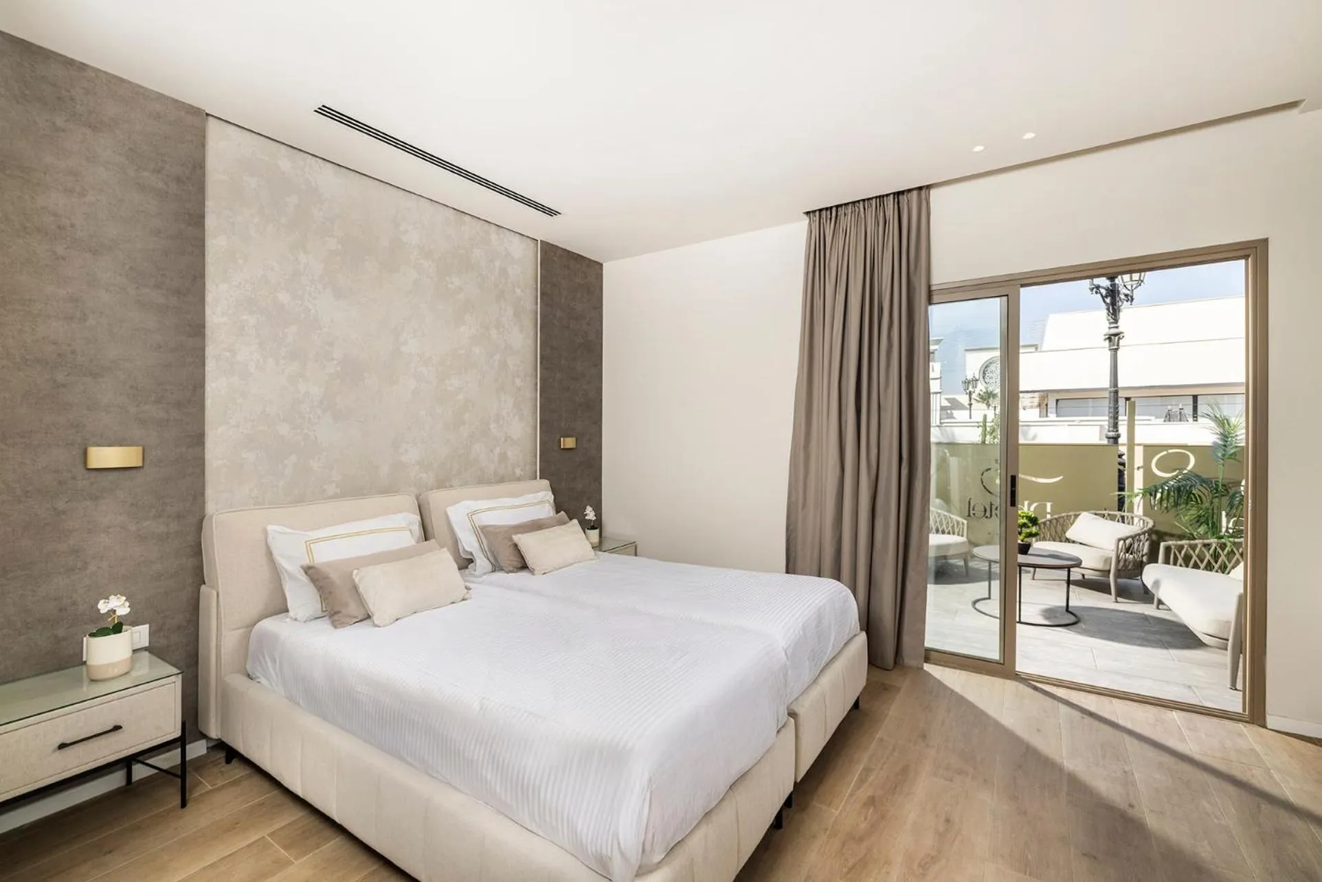 Bedroom, Bed in Dhotel - די הוטל