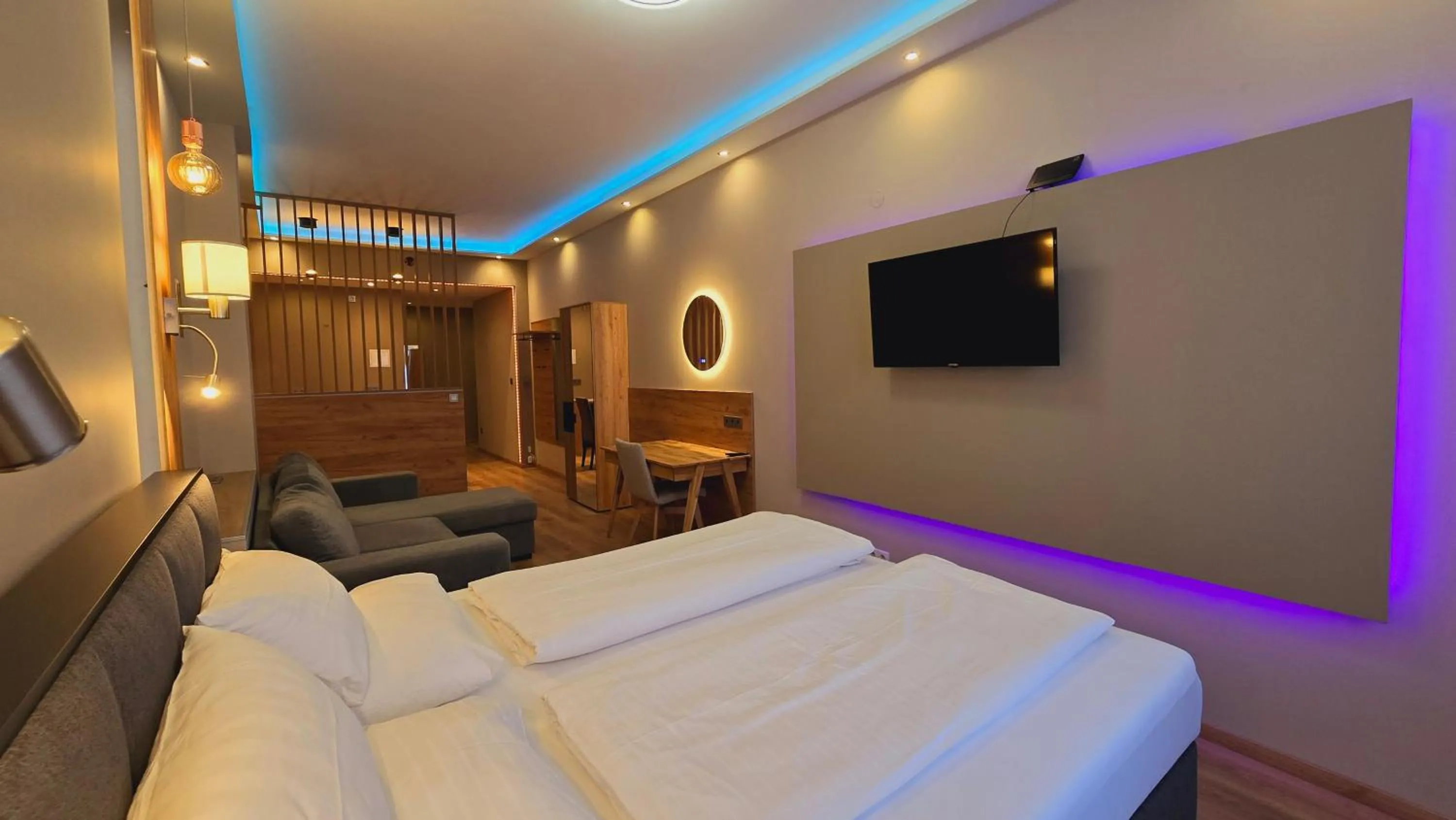 Deluxe Junior Suite in Elegance Studios