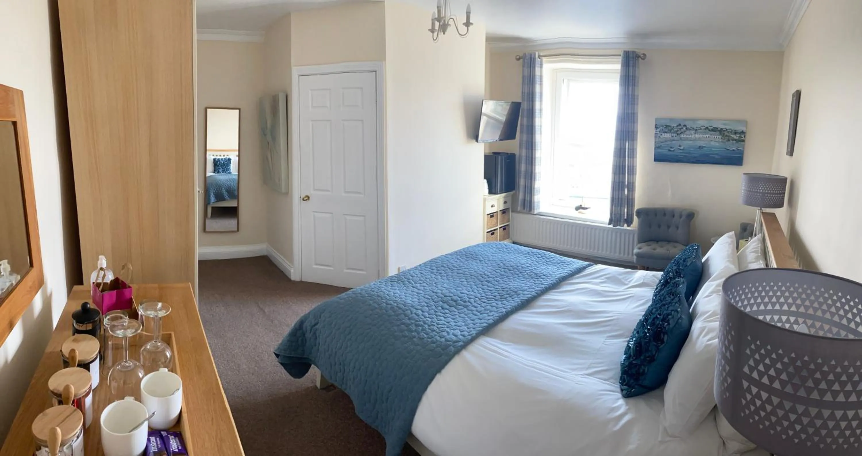 Photo of the whole room, Bed in Haven House