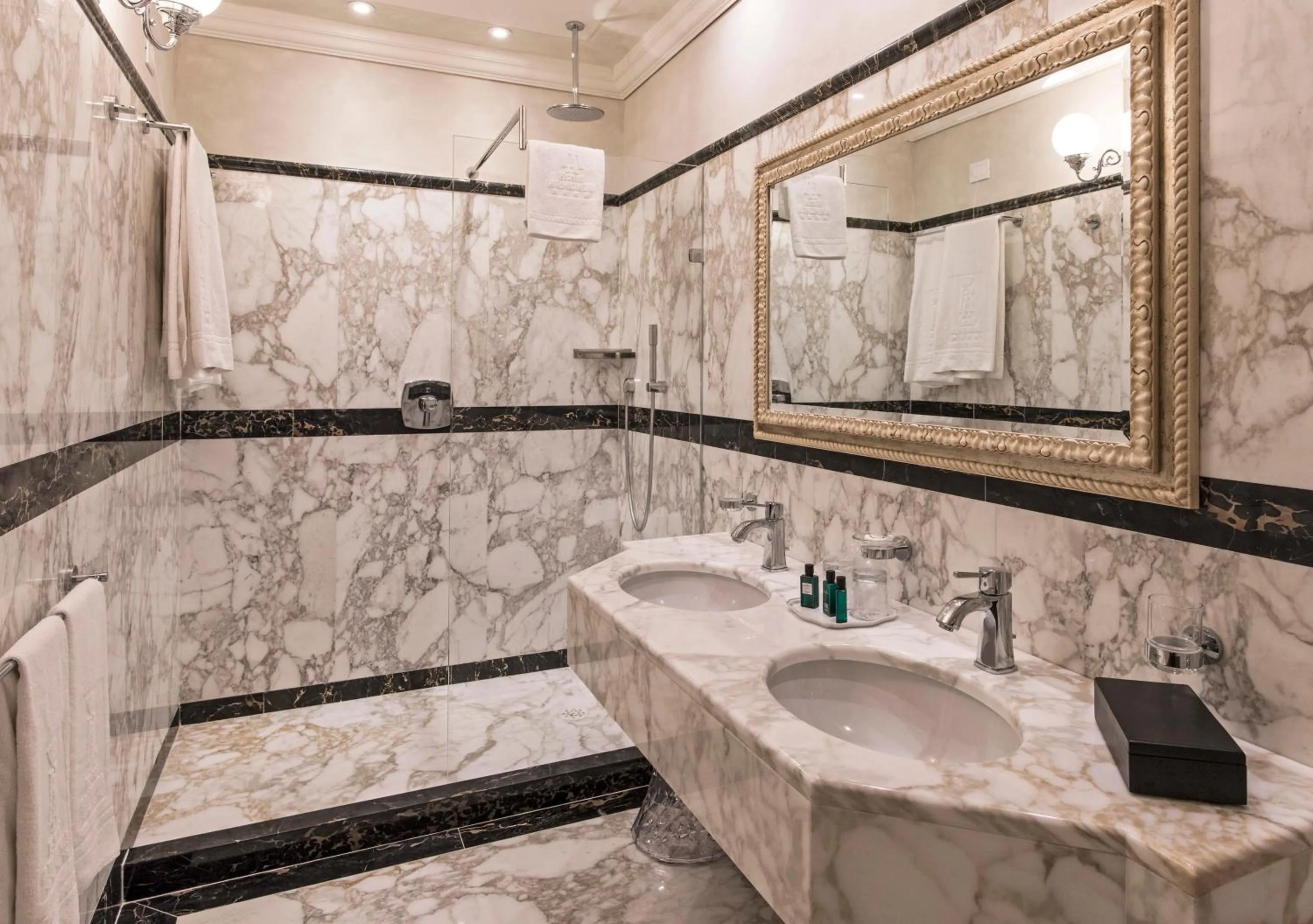 Bathroom in Hotel Armonia