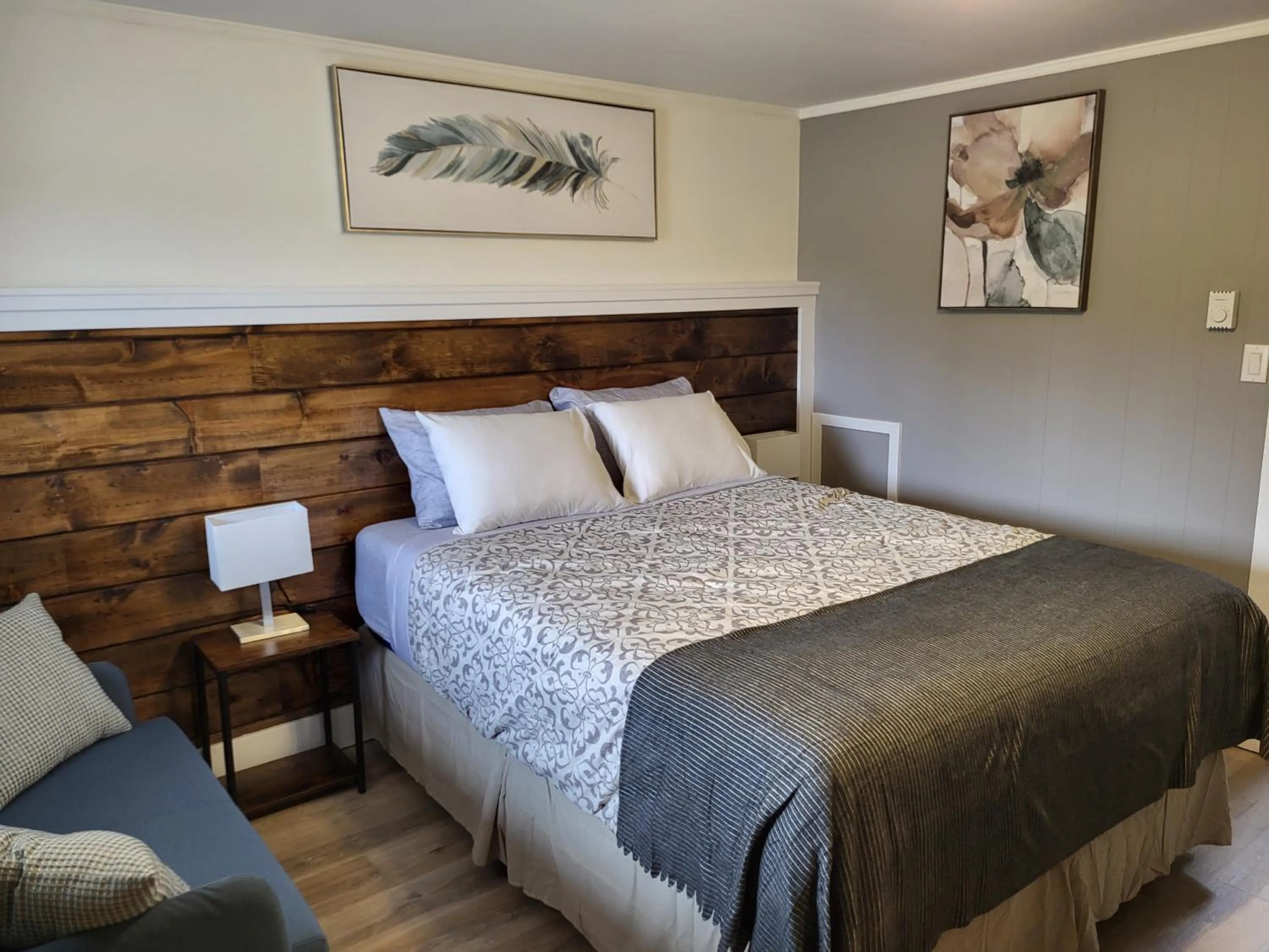 Photo of the whole room in Scoodic Motel