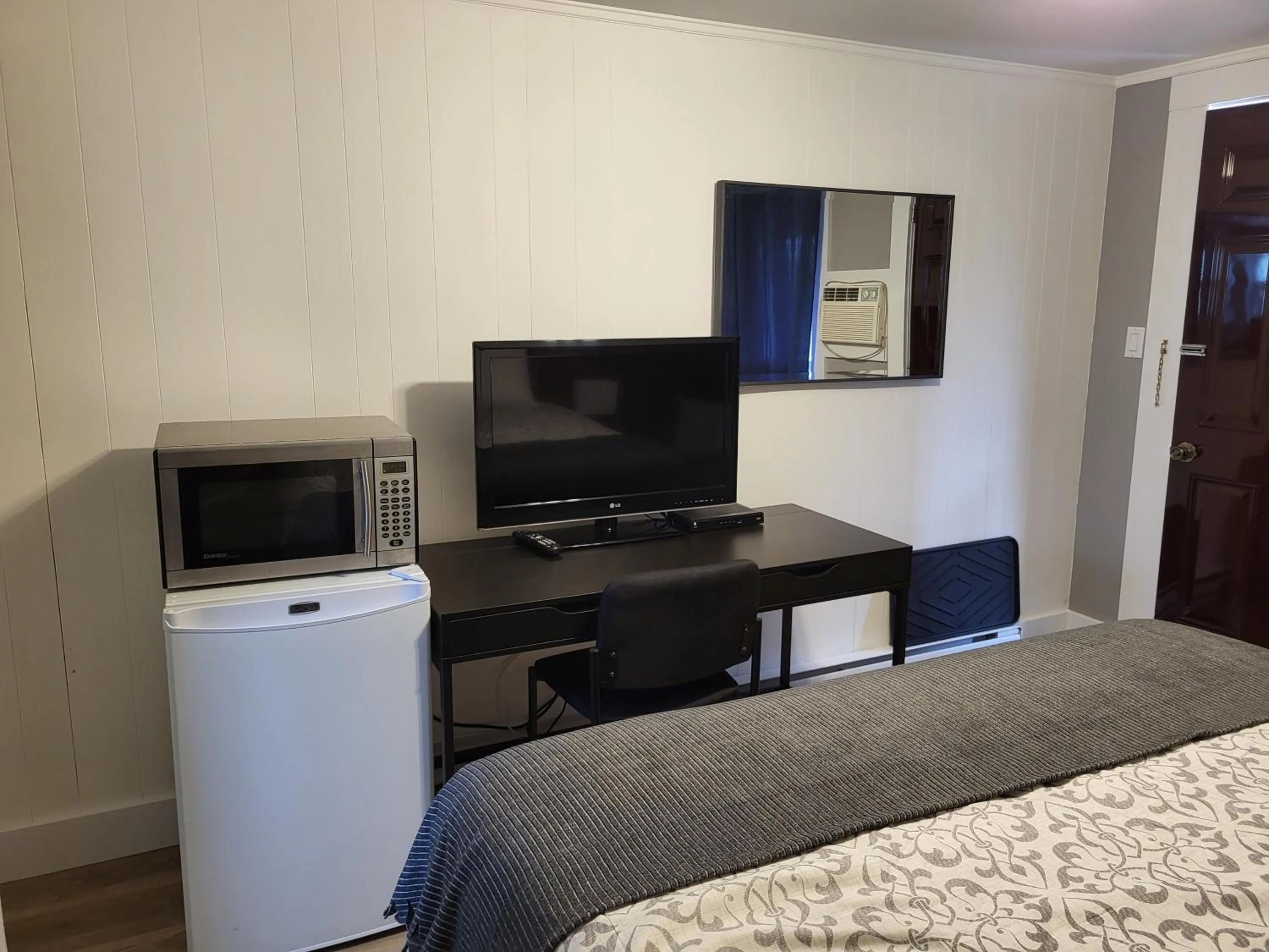 Photo of the whole room in Scoodic Motel