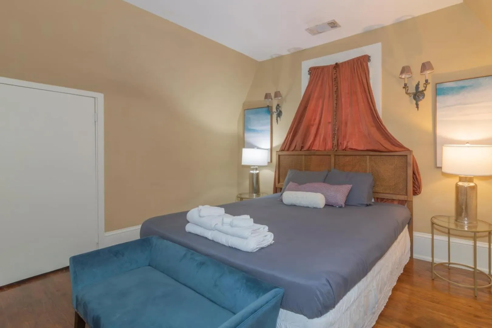 Bed in Royal in Columbus- Midtown Columbus Castle