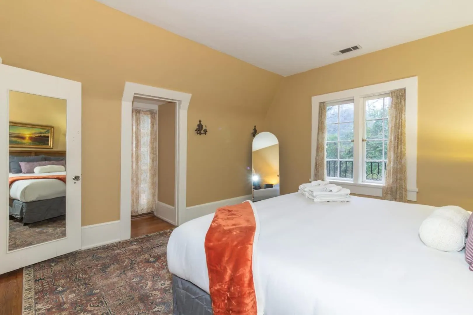 Bed in Royal in Columbus- Midtown Columbus Castle