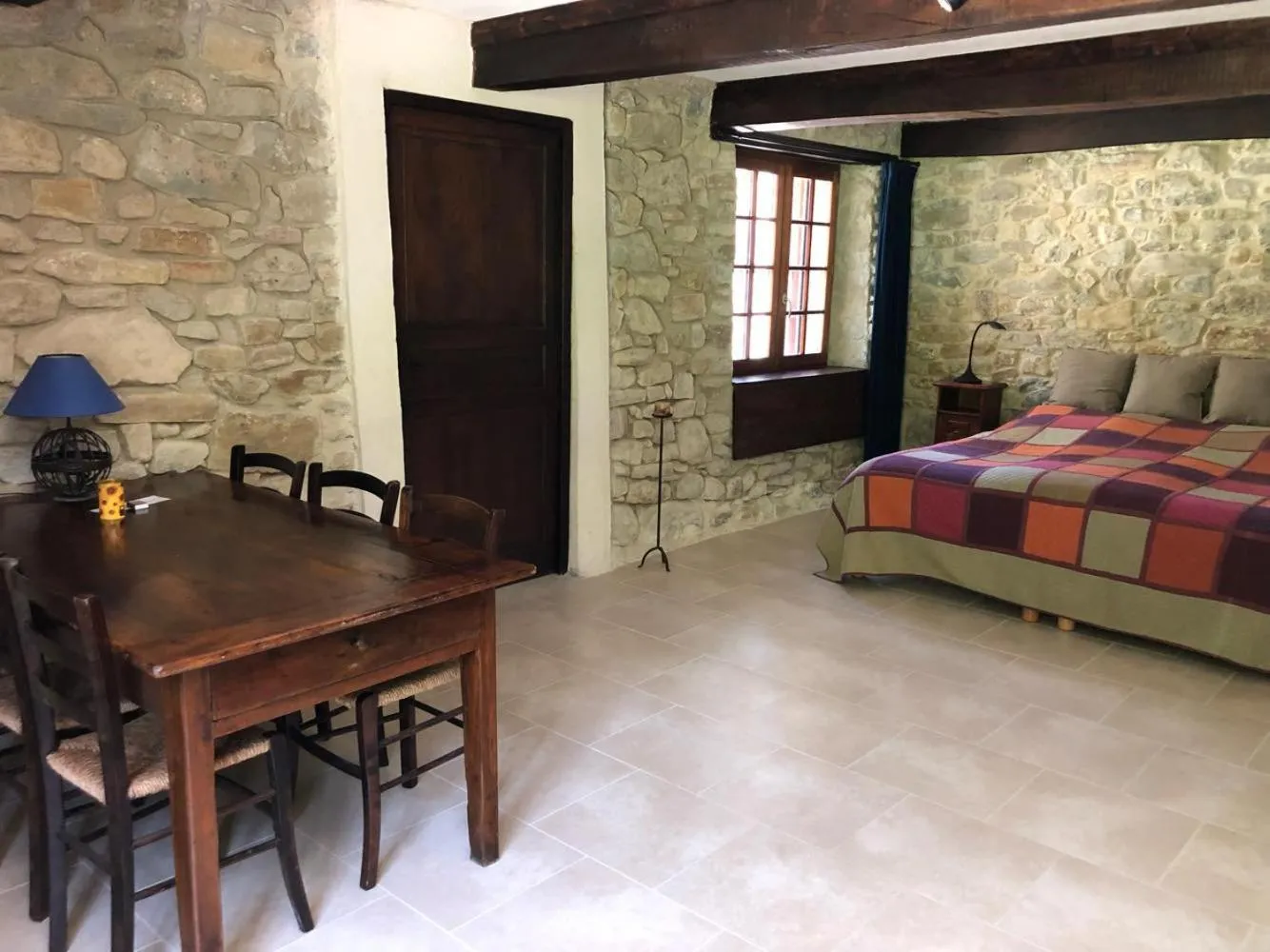 Photo of the whole room in Weekend en Provence