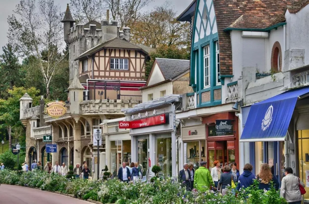 Shopping Area in Un matin de mai, Côte d'Opale