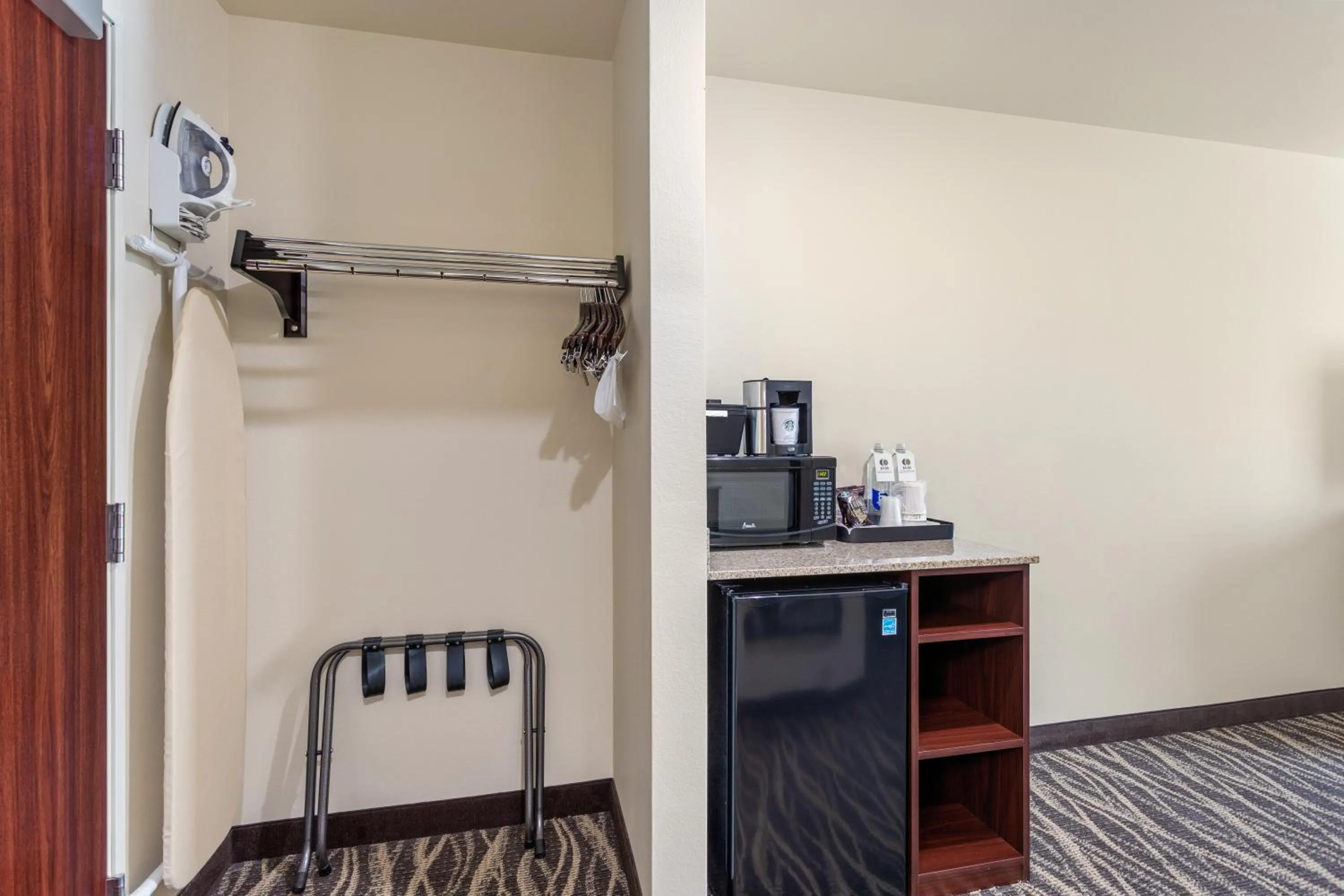 Coffee/tea facilities in Cobblestone Hotel & Suites - De Pere Green Bay