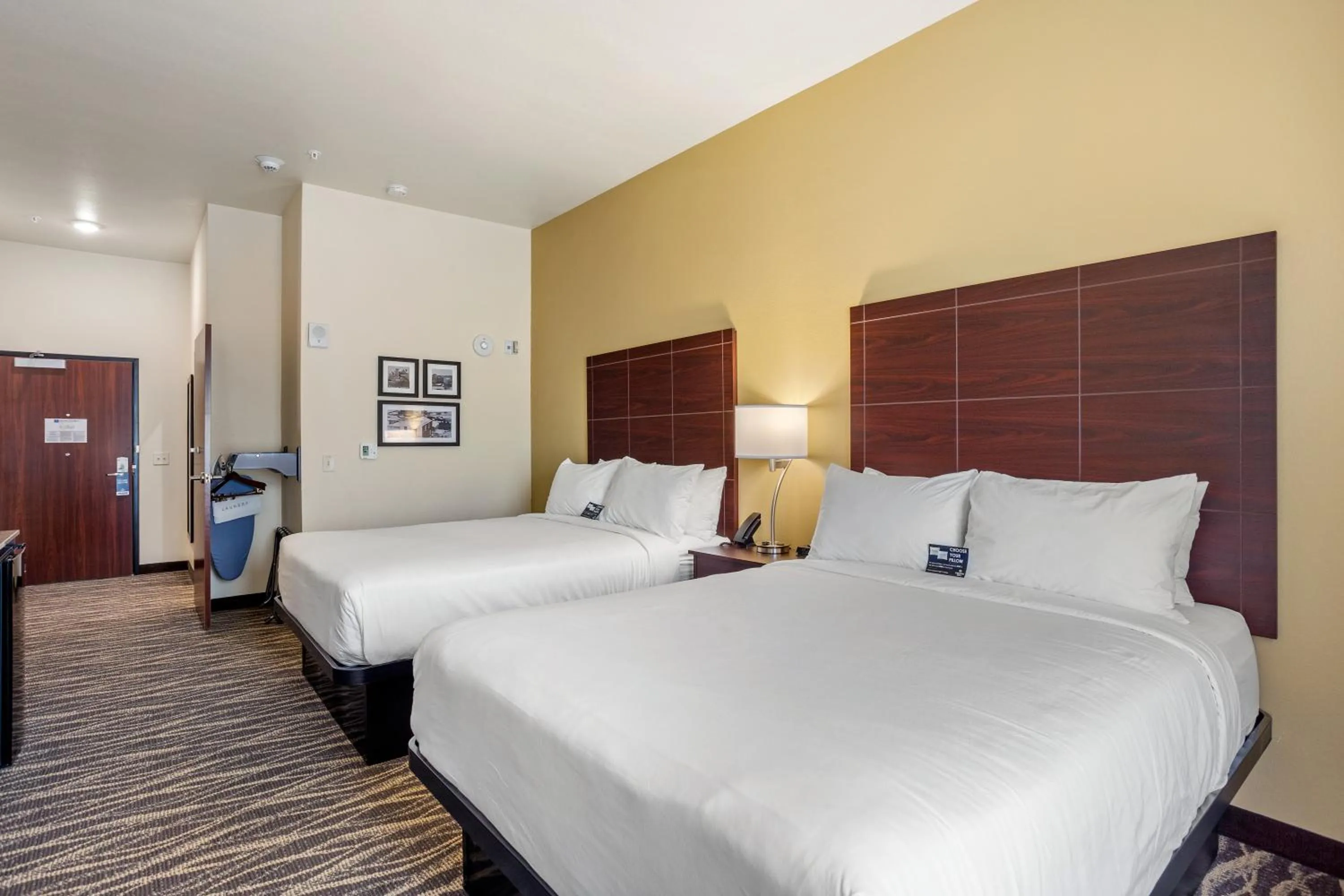 Bed in Cobblestone Hotel & Suites - De Pere Green Bay
