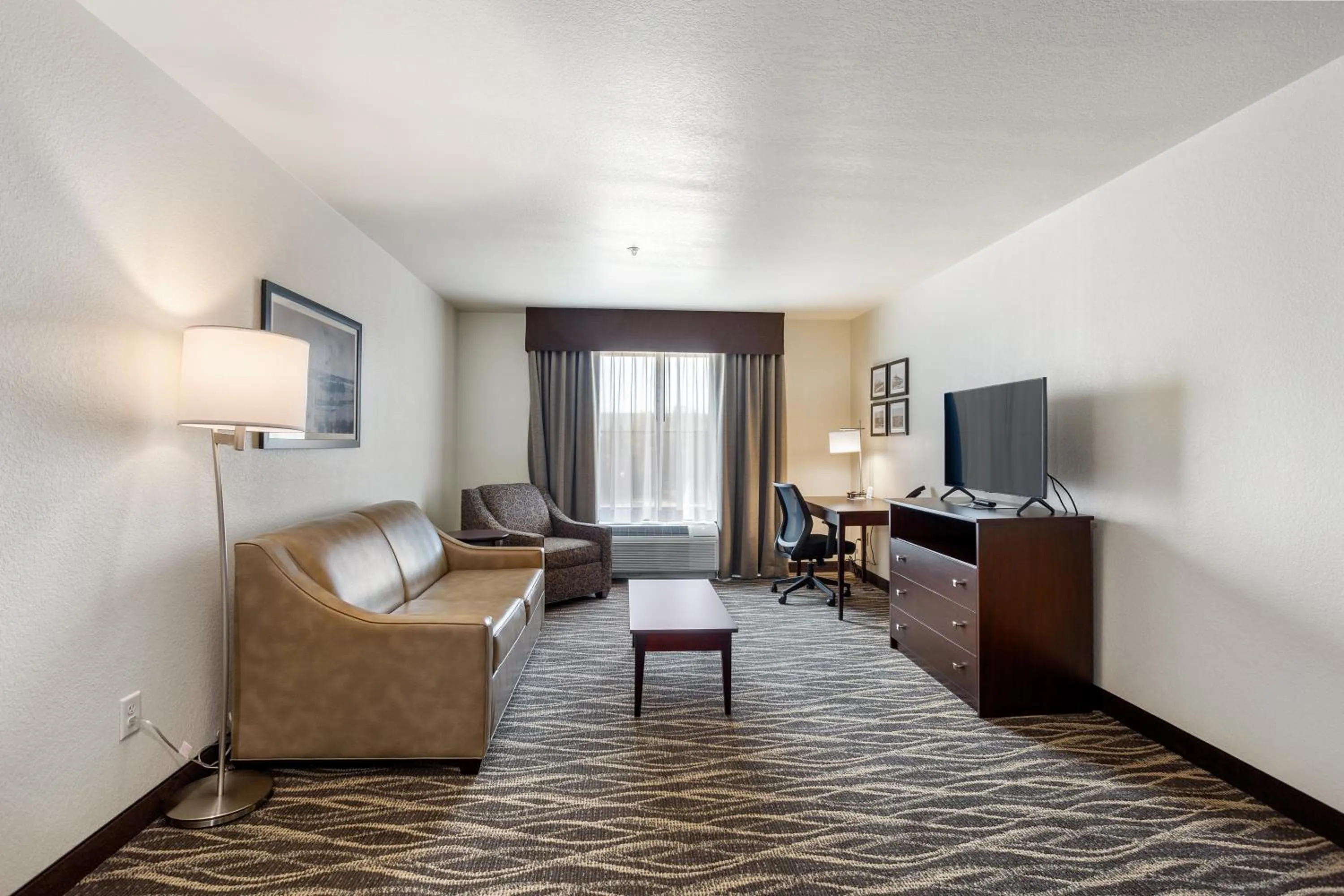 Communal lounge/ TV room in Cobblestone Hotel & Suites - De Pere Green Bay