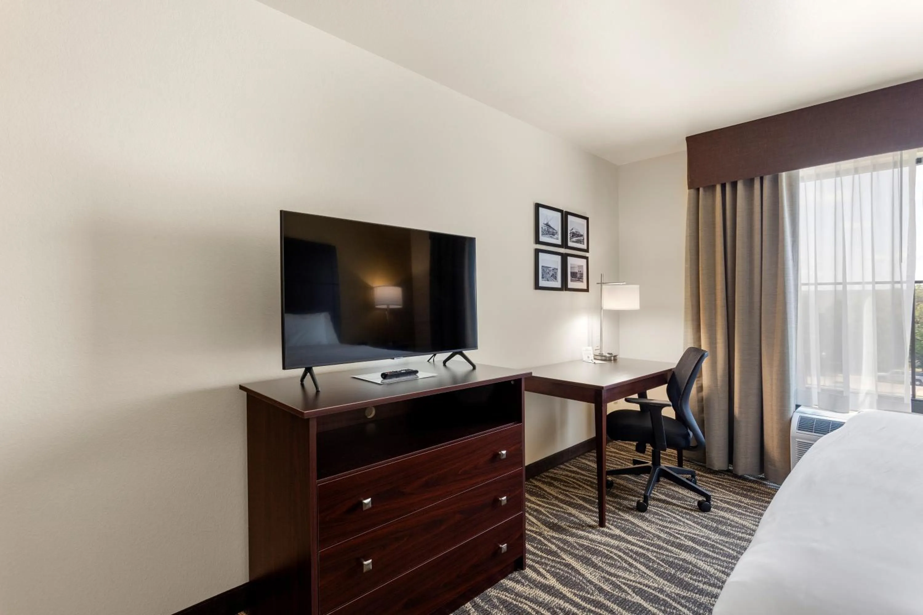 TV and multimedia, Bed in Cobblestone Hotel & Suites - De Pere Green Bay