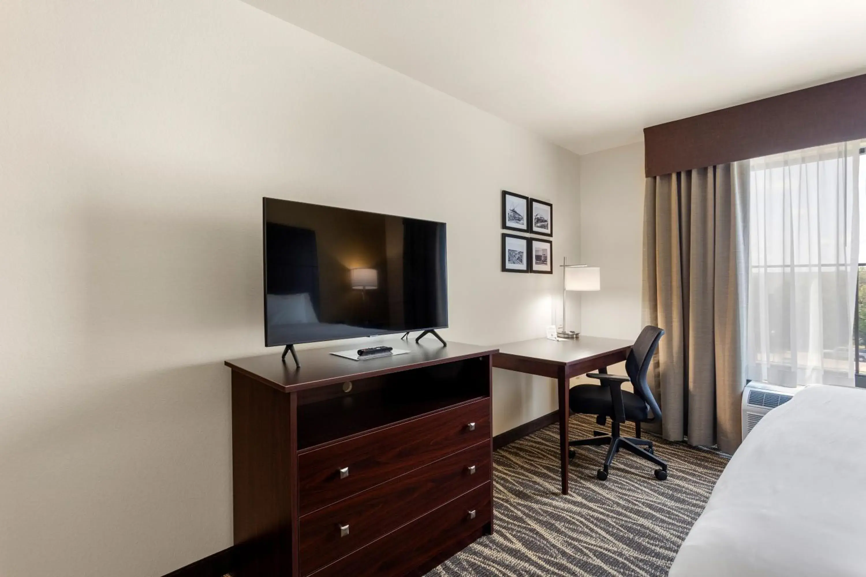 TV and multimedia, Bed in Cobblestone Hotel & Suites - De Pere Green Bay TV and multimedia, Bed in Cobblestone Hotel & Suites - De Pere Green Bay