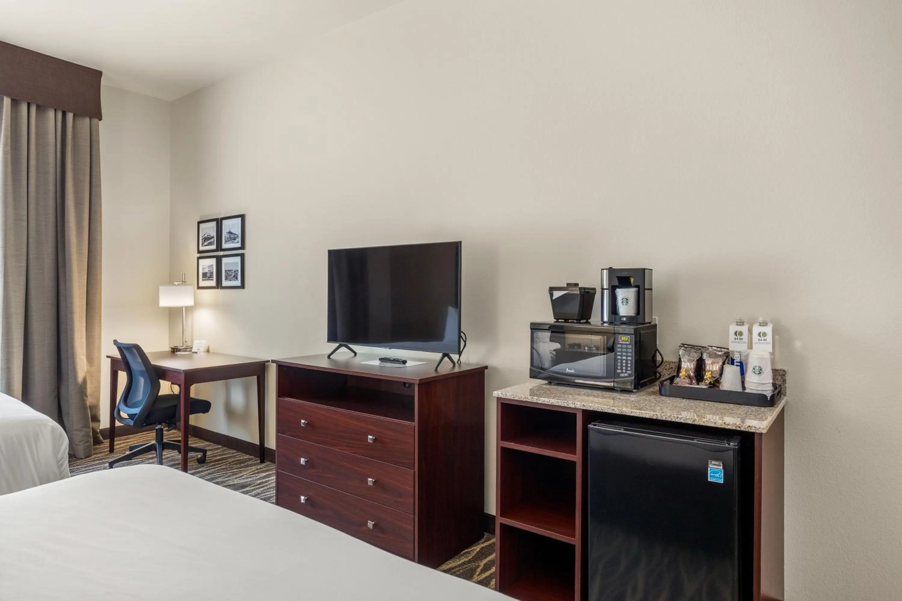 Bed in Cobblestone Hotel & Suites - De Pere Green Bay