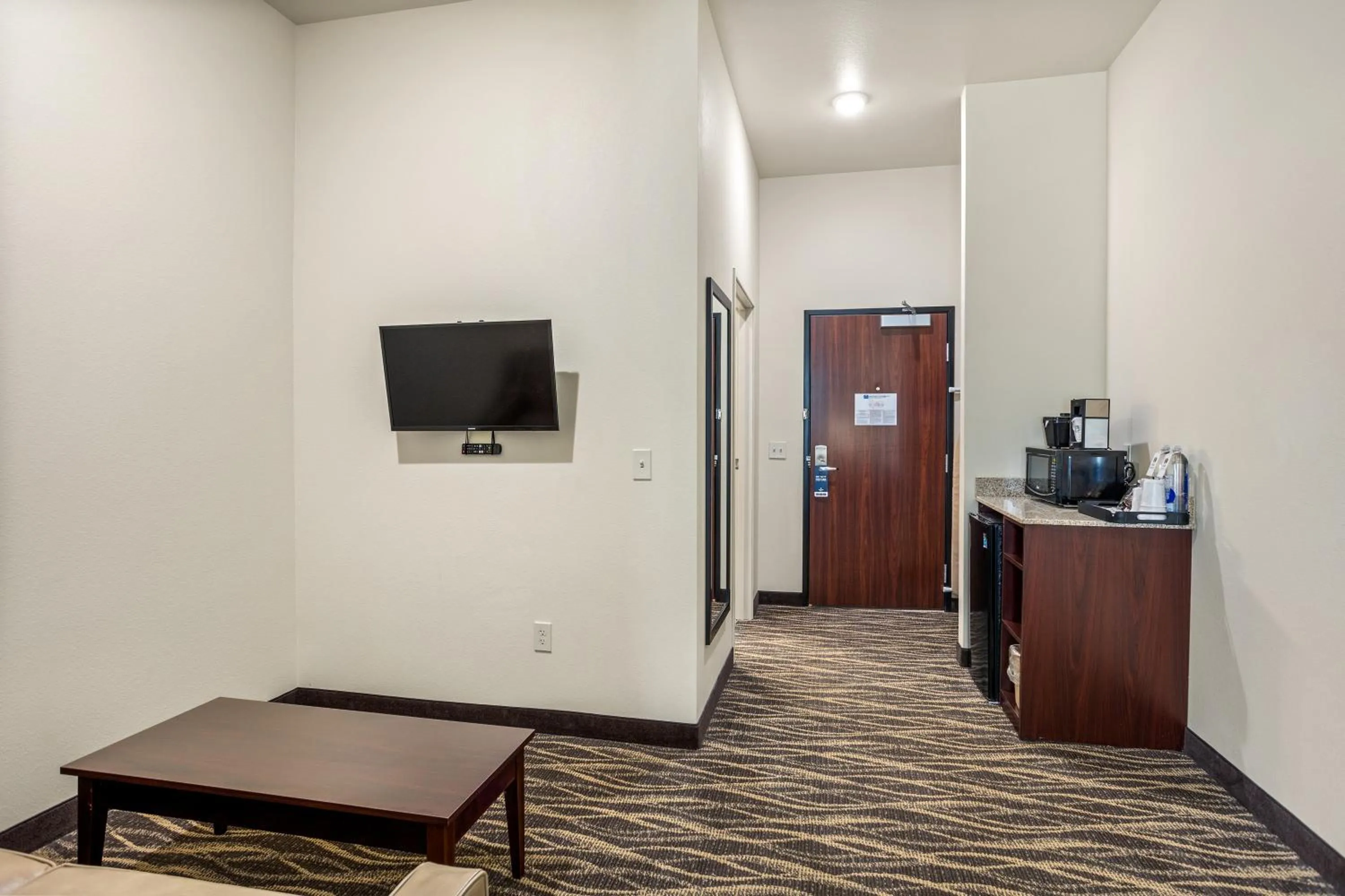 TV and multimedia in Cobblestone Hotel & Suites - De Pere Green Bay