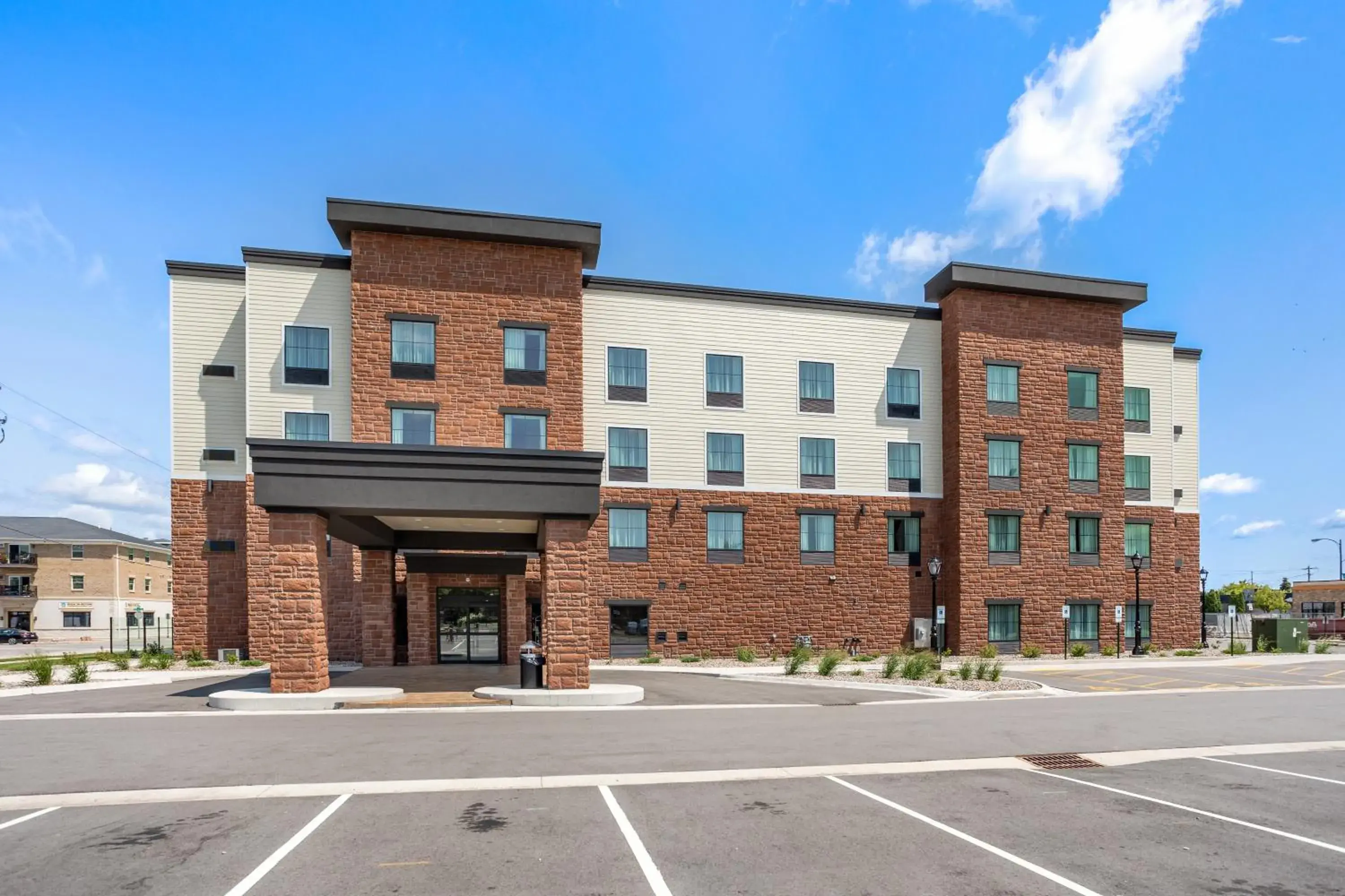 Property building in Cobblestone Hotel & Suites - De Pere Green Bay Property building in Cobblestone Hotel & Suites - De Pere Green Bay