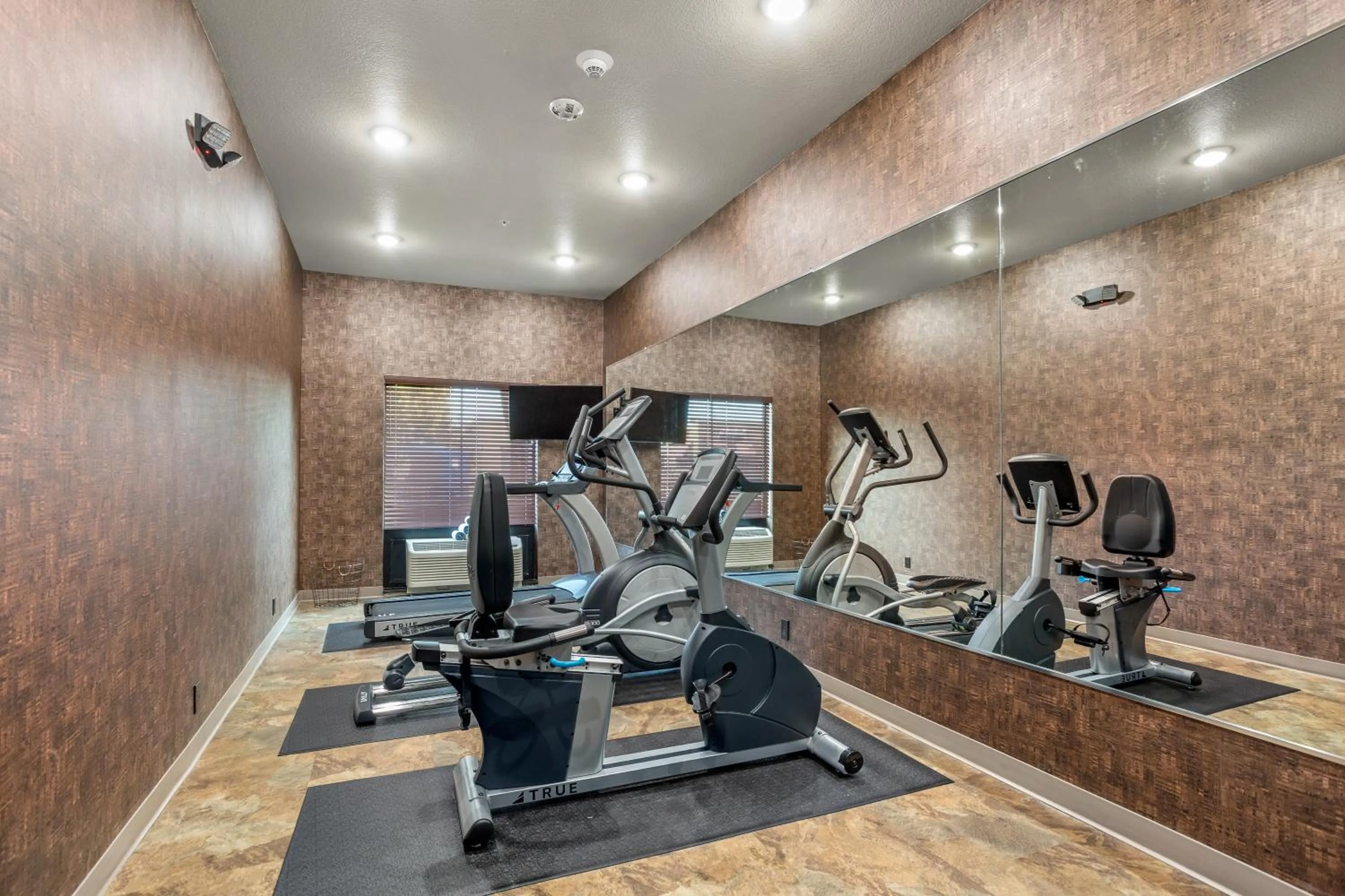 Fitness centre/facilities in Cobblestone Hotel & Suites - De Pere Green Bay