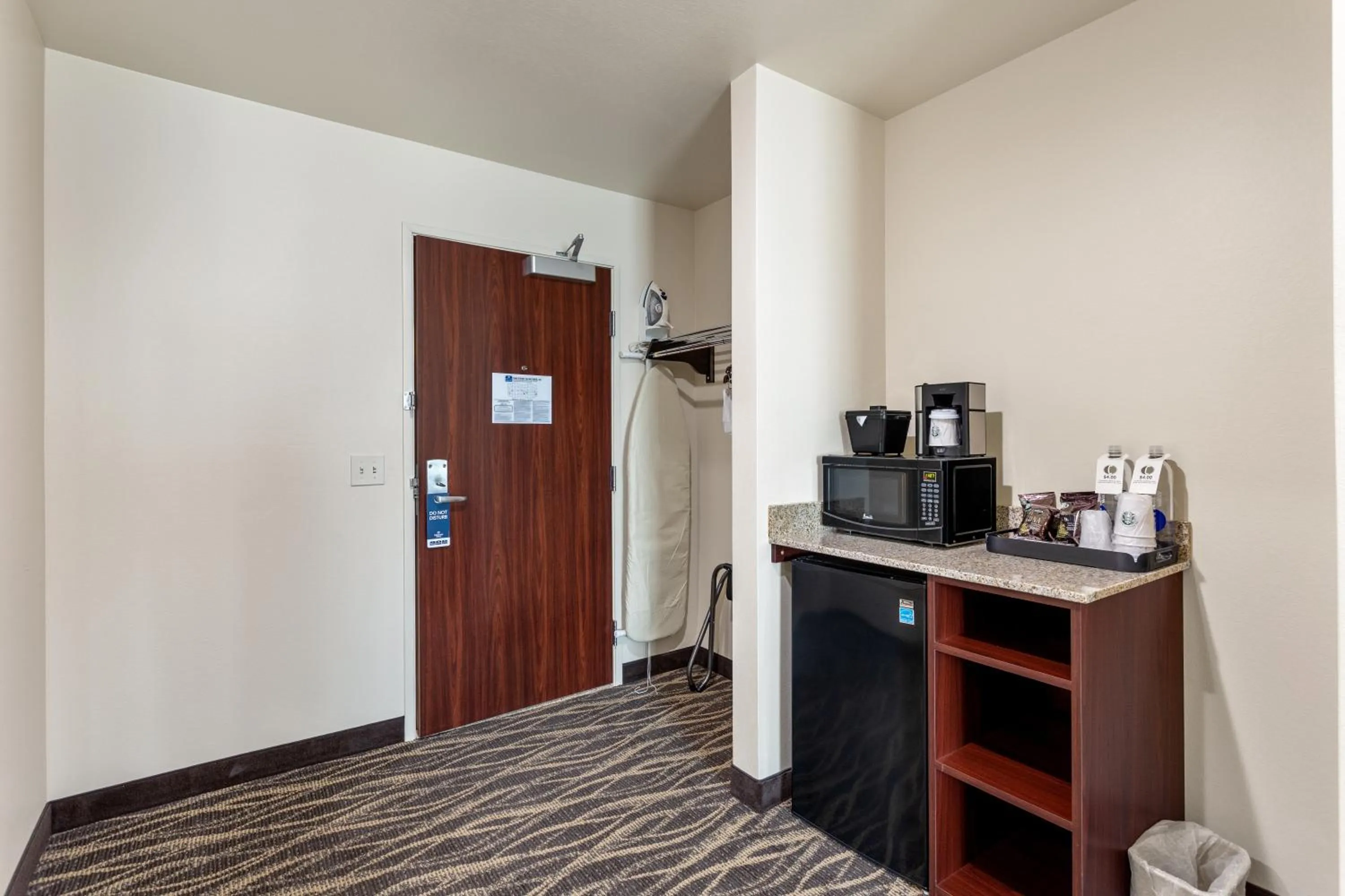 Coffee/tea facilities in Cobblestone Hotel & Suites - De Pere Green Bay