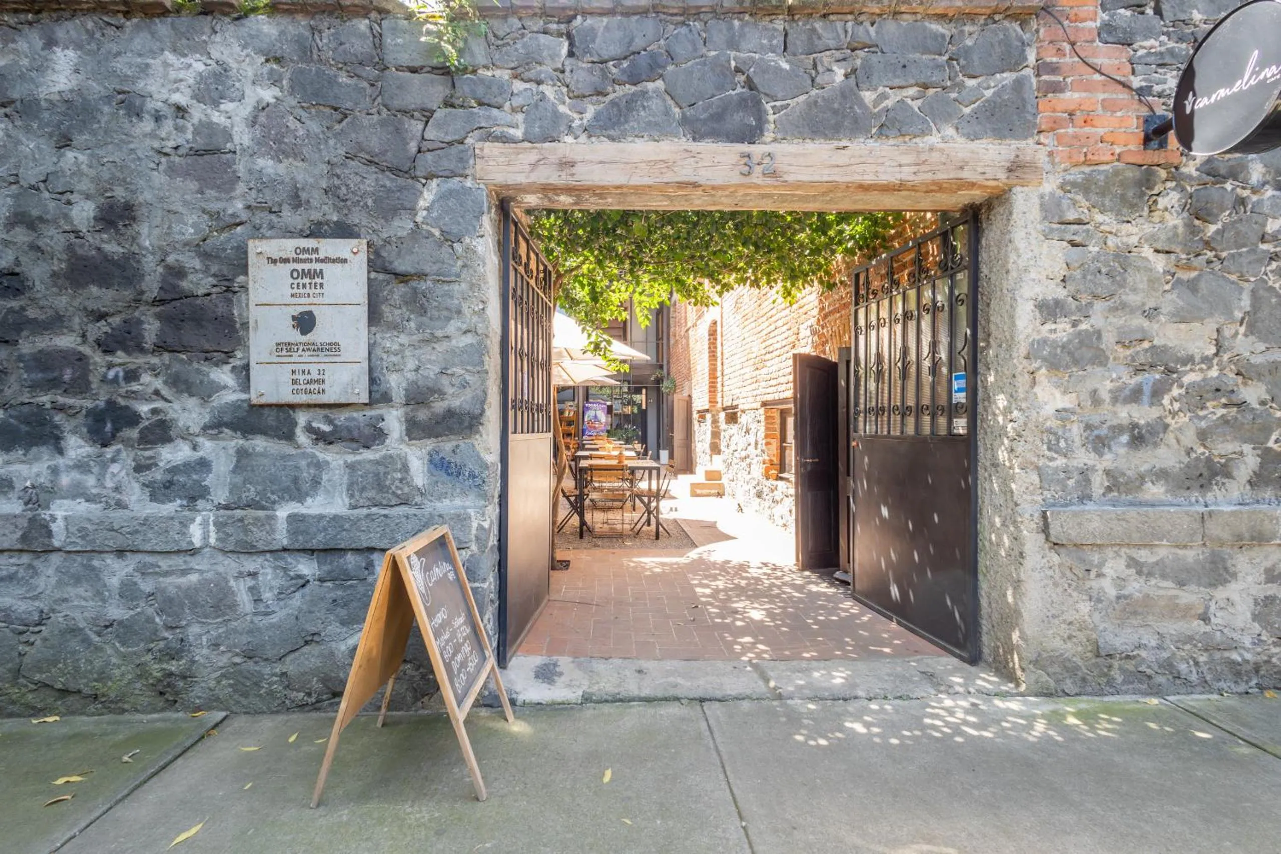 Facade/entrance in Mina 32 - Coyoacan