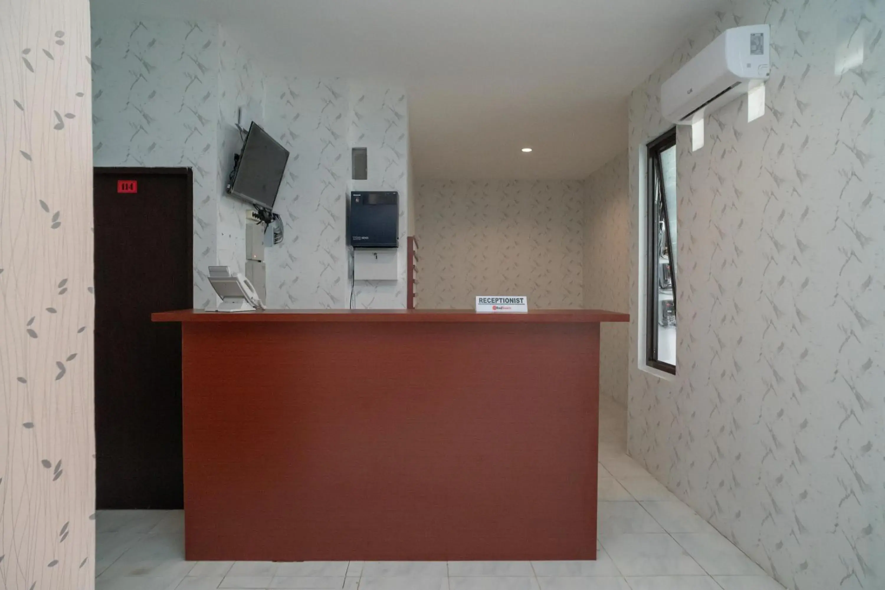 Facade/entrance in RedDoorz near Sarinah Jakarta Facade/entrance in RedDoorz near Sarinah Jakarta