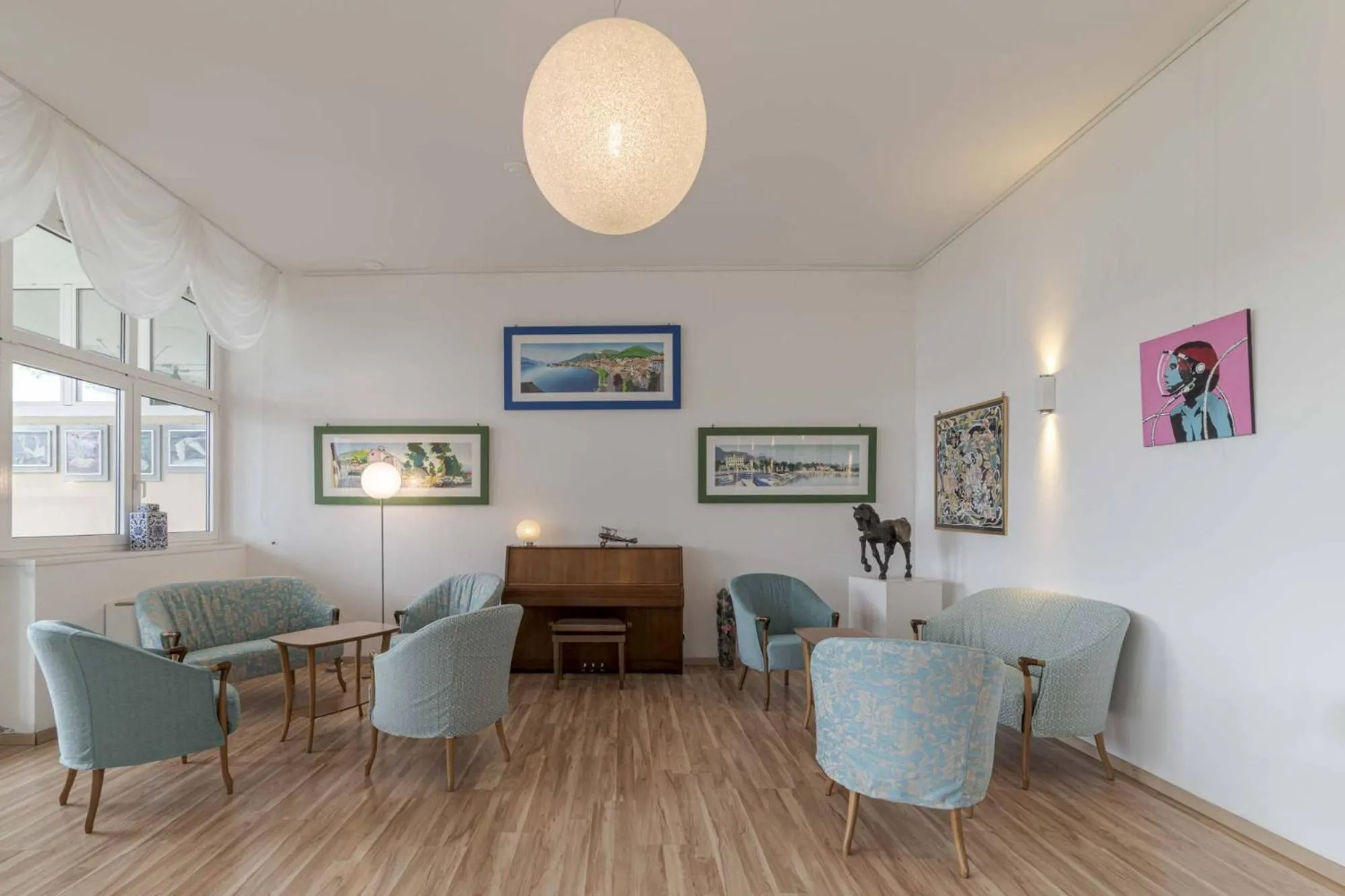 Seating area in Hotel Regina