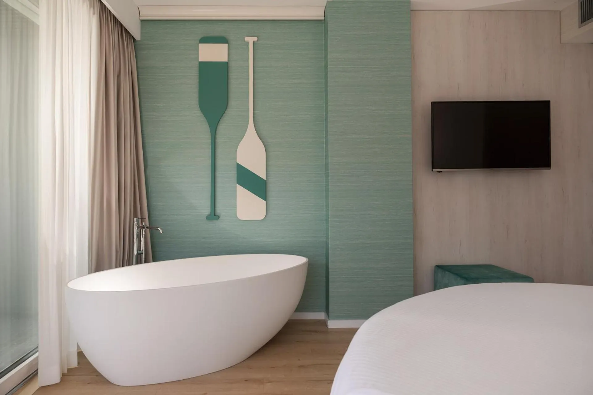 Bath, Bed in Hotel Regina