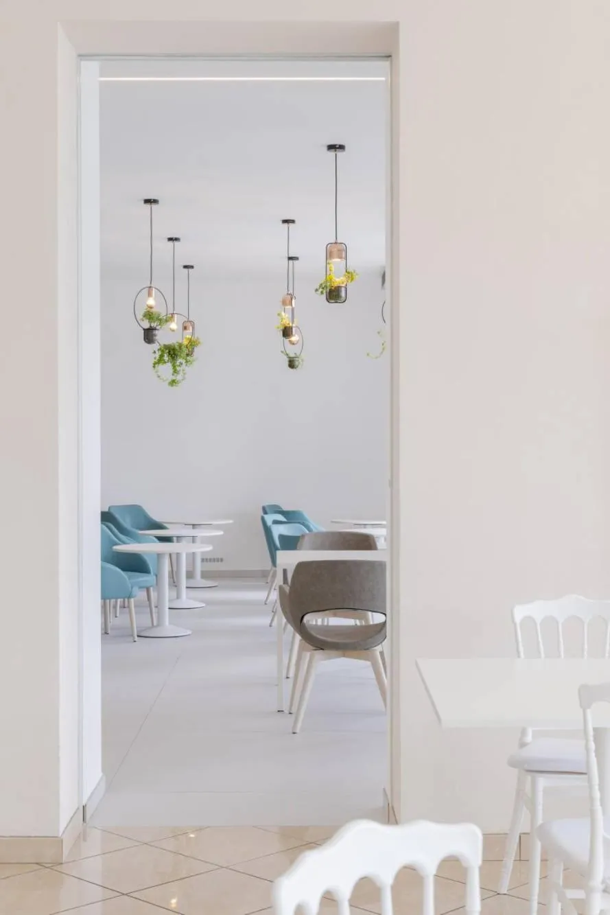 Restaurant/places to eat in Hotel Regina