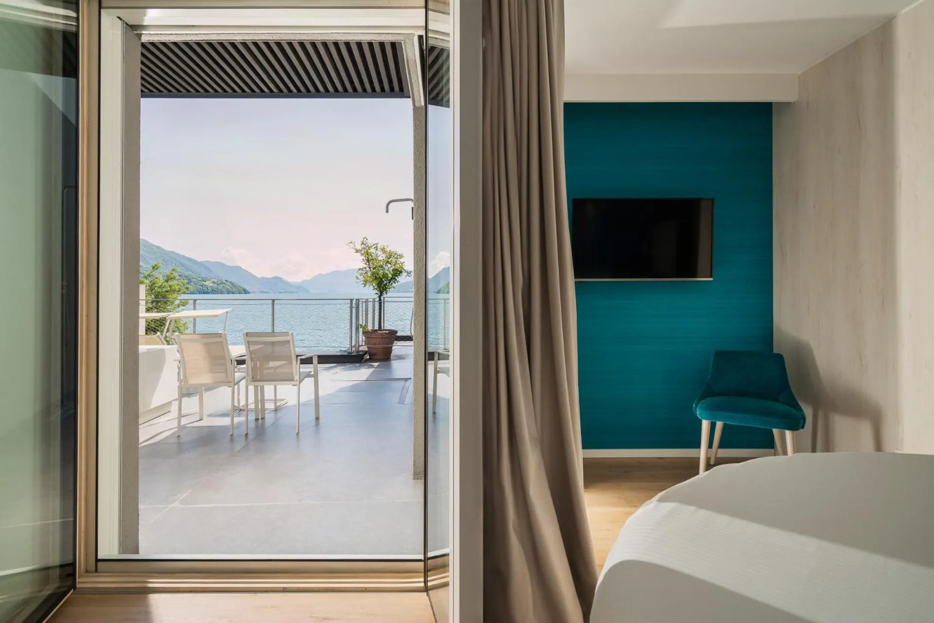 Lake view, Bed in Hotel Regina