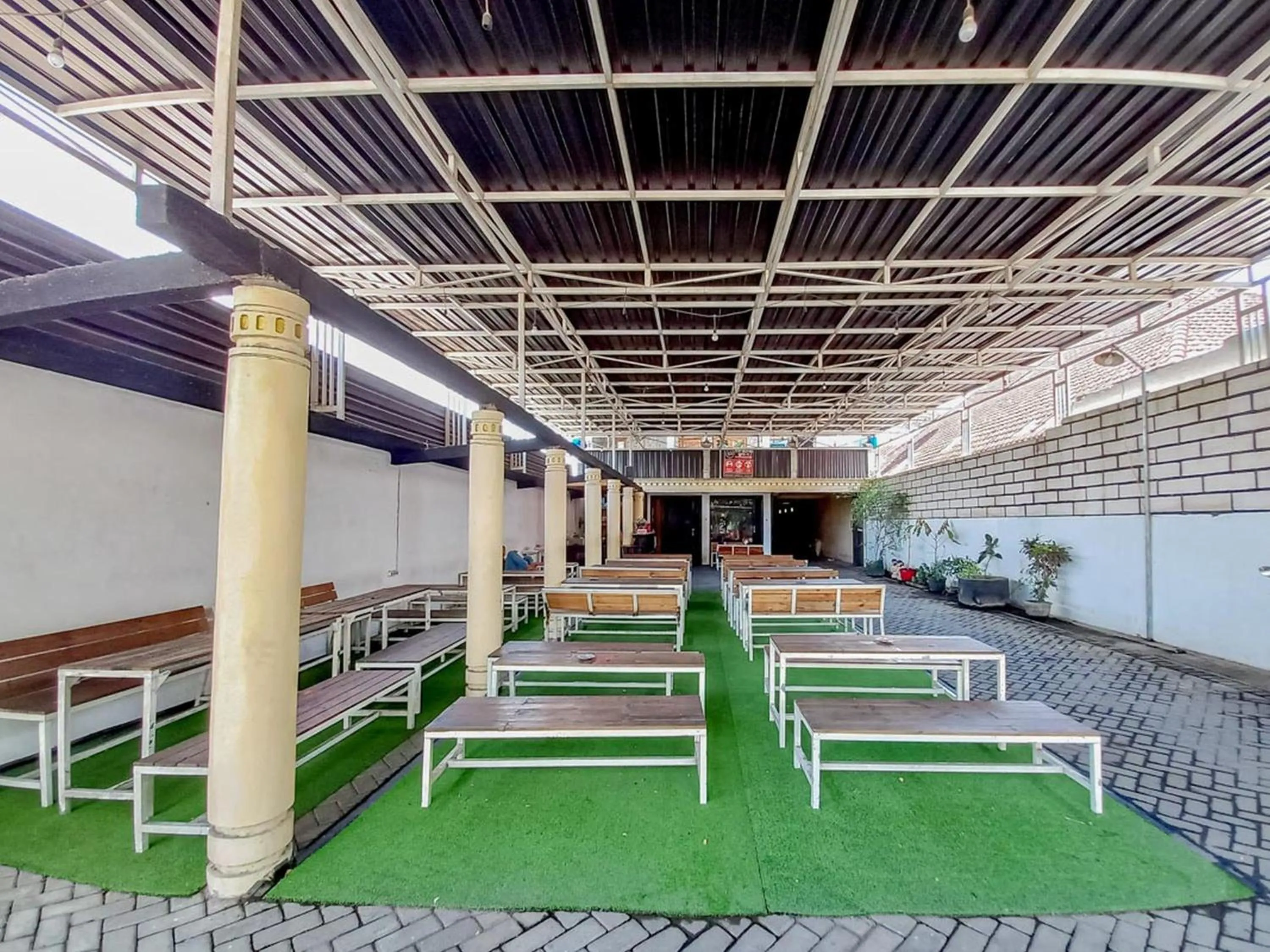 Seating area in Papilo House near Stasiun Nganjuk Mitra RedDoorz