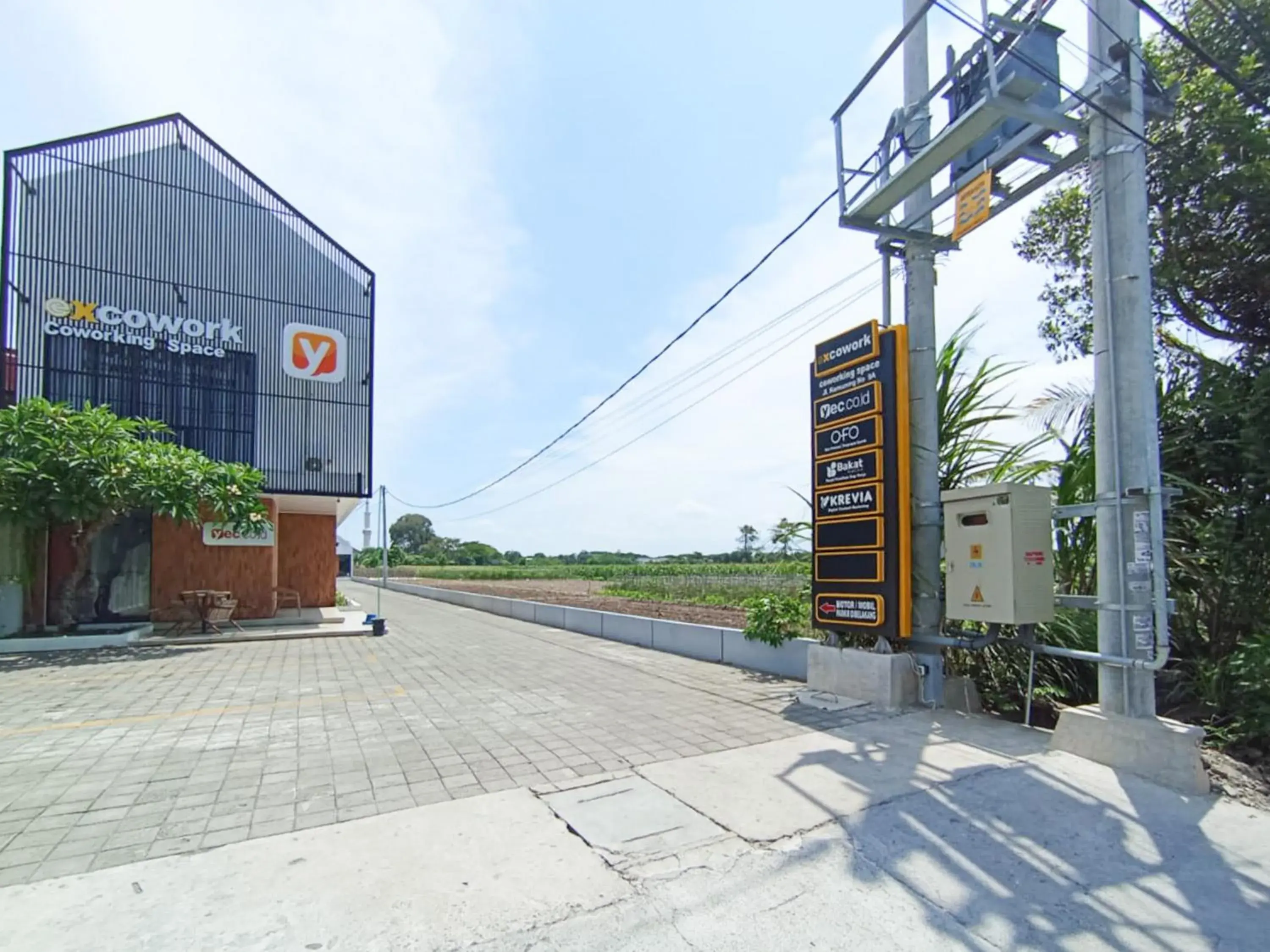 Facade/entrance in OFO Kost Premium Kampung Inggris Pare Syariah Mitra RedDoorz Facade/entrance in OFO Kost Premium Kampung Inggris Pare Syariah Mitra RedDoorz