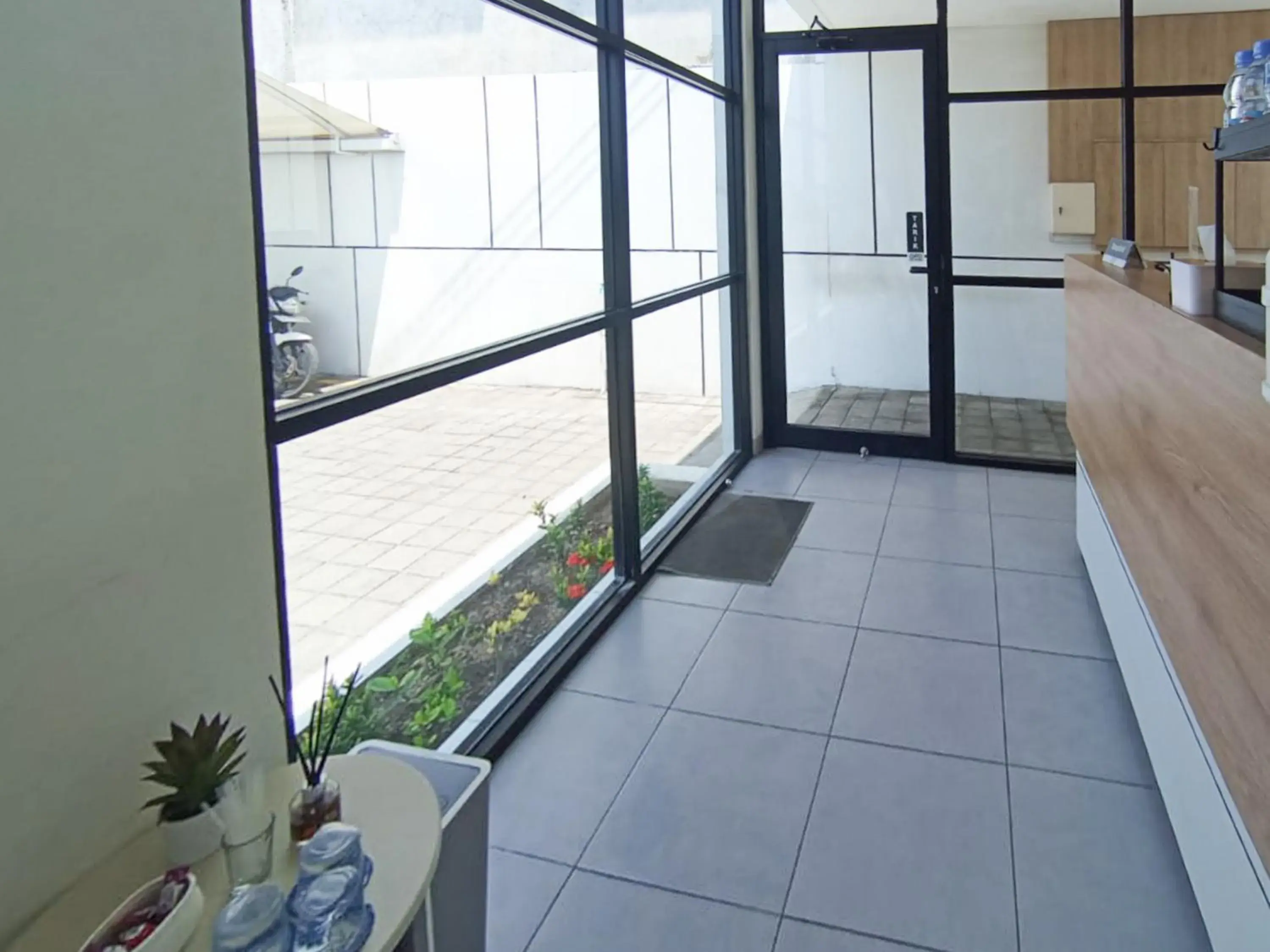 Lobby or reception in OFO Kost Premium Kampung Inggris Pare Syariah Mitra RedDoorz Lobby or reception in OFO Kost Premium Kampung Inggris Pare Syariah Mitra RedDoorz