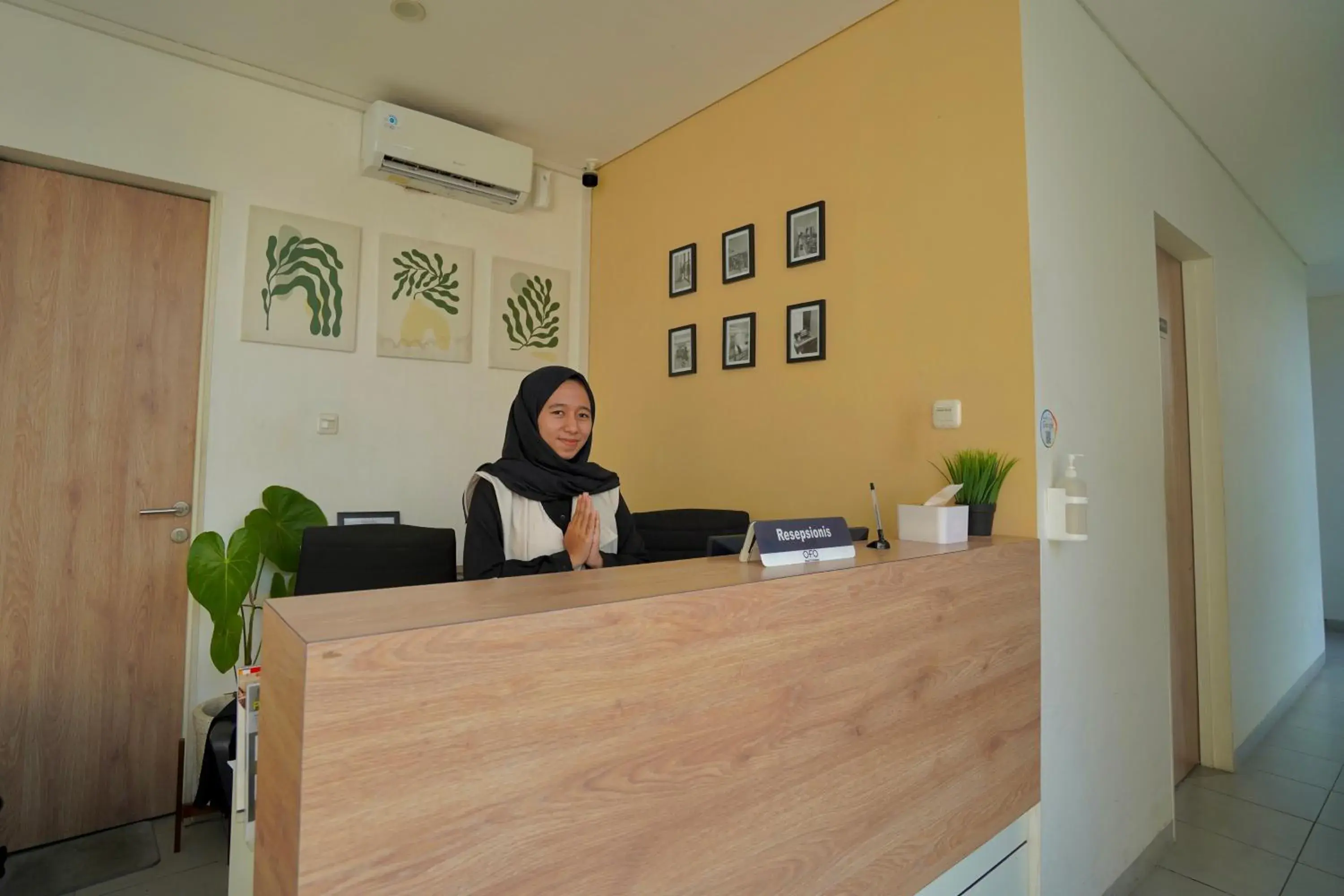 Lobby or reception in OFO Kost Premium Kampung Inggris Pare Syariah Mitra RedDoorz Lobby or reception in OFO Kost Premium Kampung Inggris Pare Syariah Mitra RedDoorz