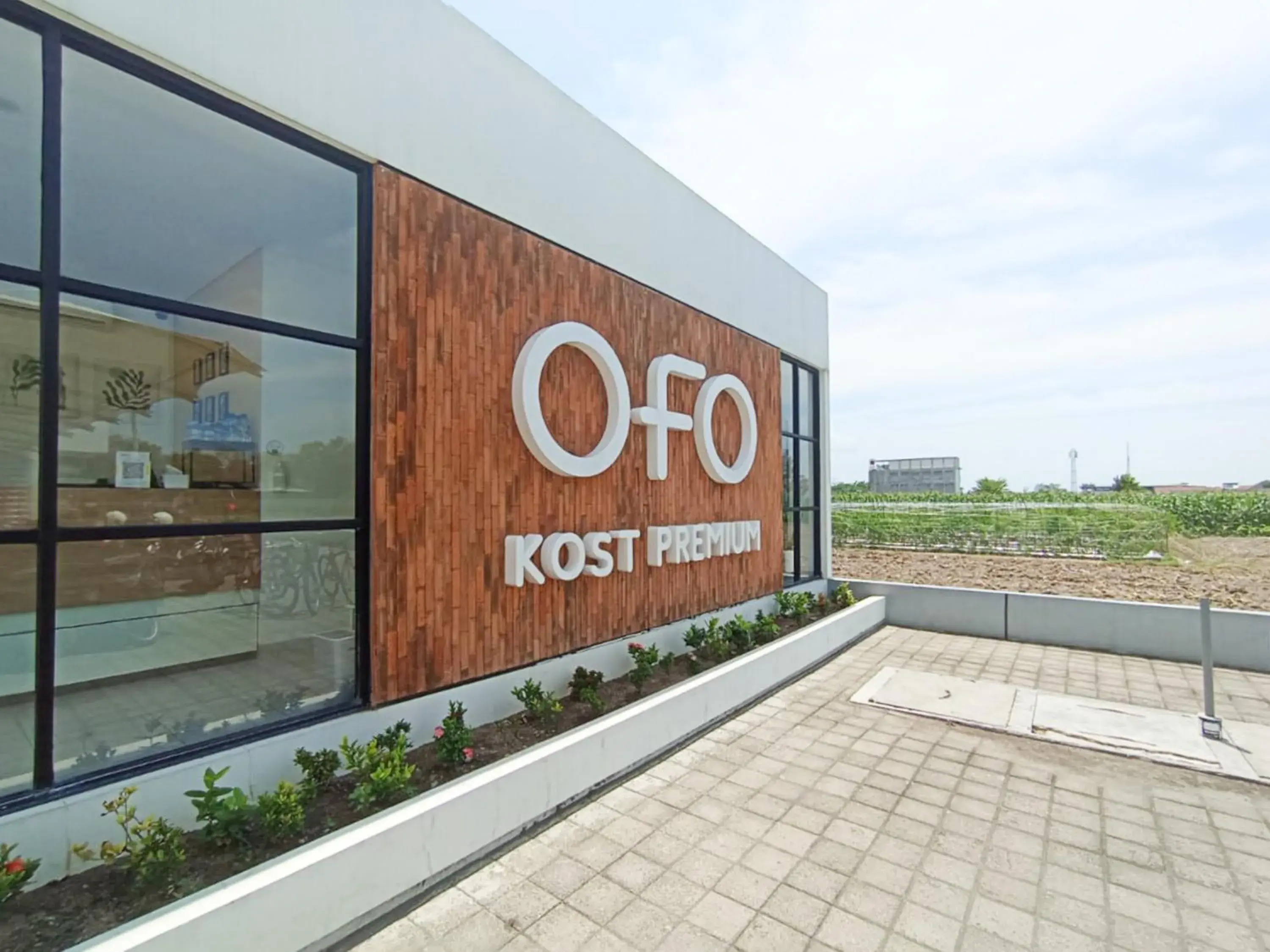 Facade/entrance in OFO Kost Premium Kampung Inggris Pare Syariah Mitra RedDoorz Facade/entrance in OFO Kost Premium Kampung Inggris Pare Syariah Mitra RedDoorz