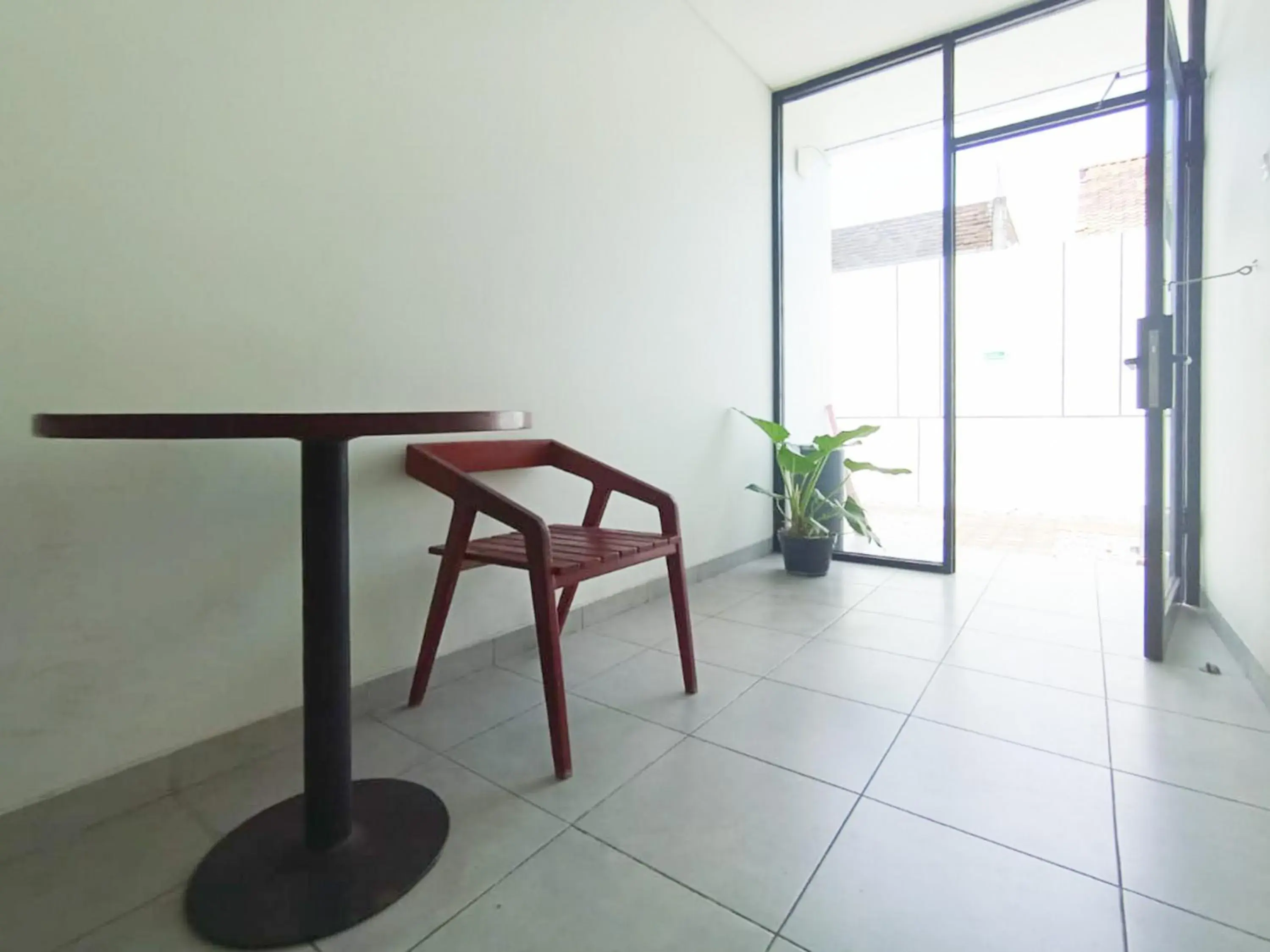 Seating area in OFO Kost Premium Kampung Inggris Pare Syariah Mitra RedDoorz Seating area in OFO Kost Premium Kampung Inggris Pare Syariah Mitra RedDoorz