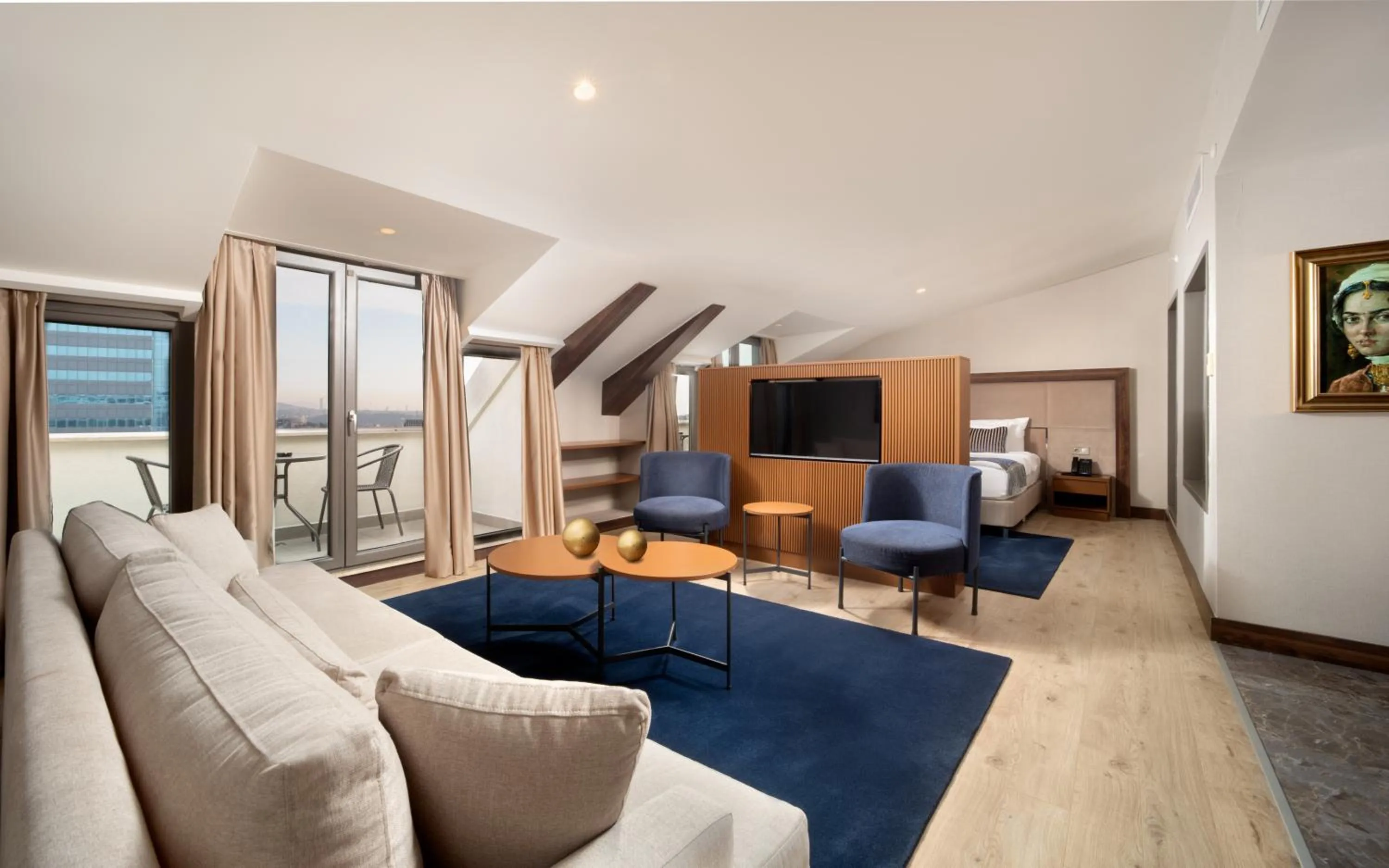 Photo of the whole room in TRYP By Wyndham Istanbul Sisli Hotel