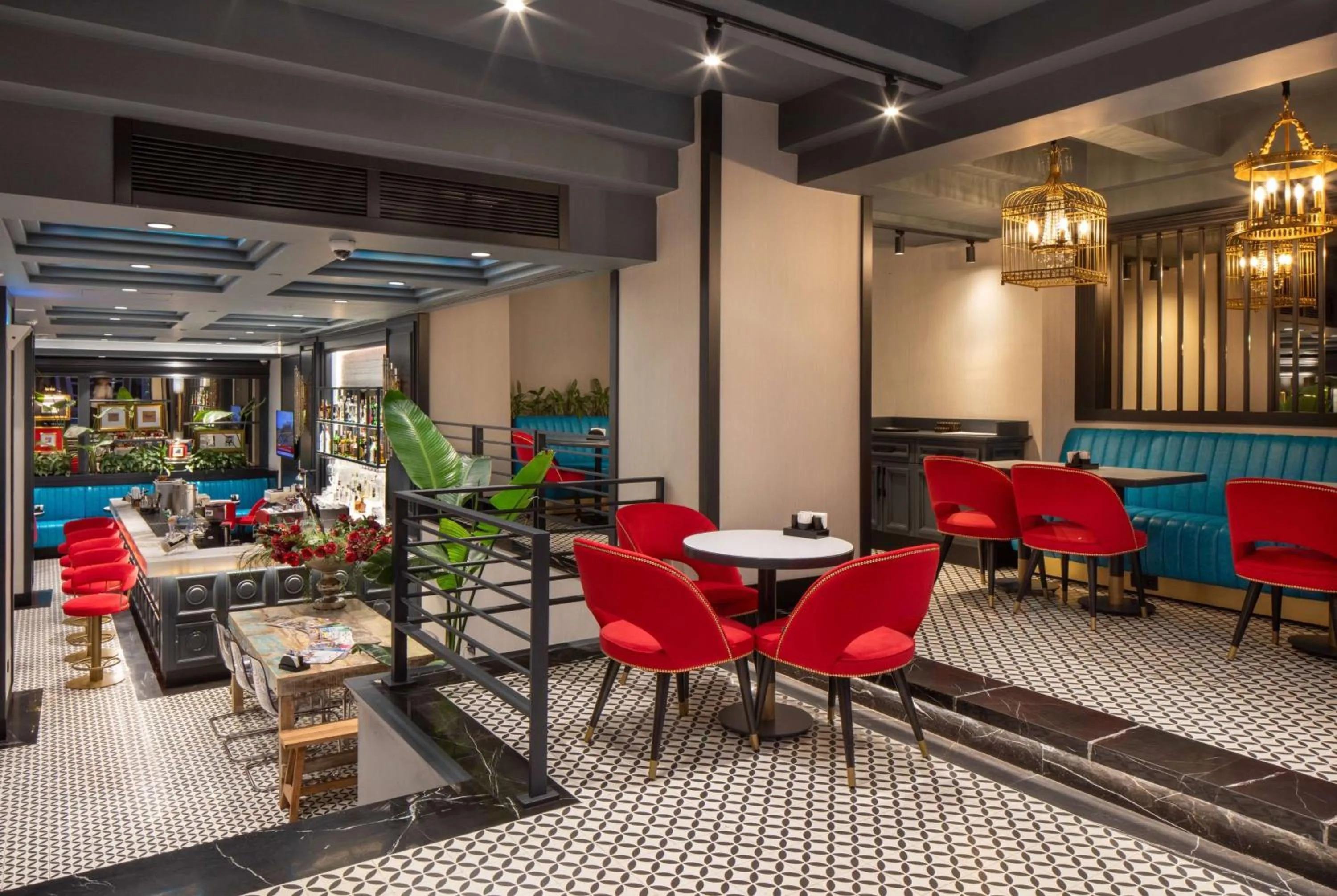 Lounge or bar in TRYP By Wyndham Istanbul Sisli Hotel