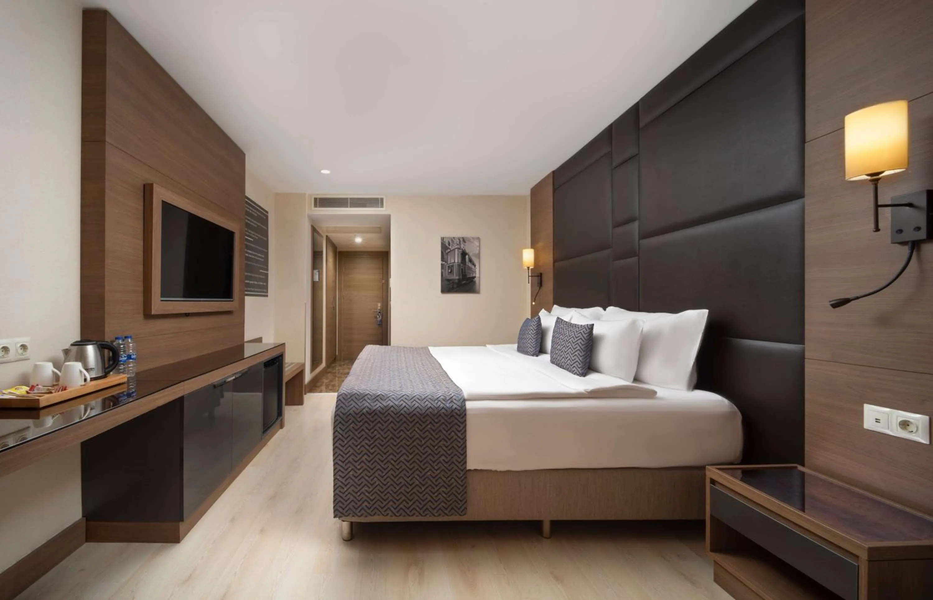 Photo of the whole room, Bed in TRYP By Wyndham Istanbul Sisli Hotel