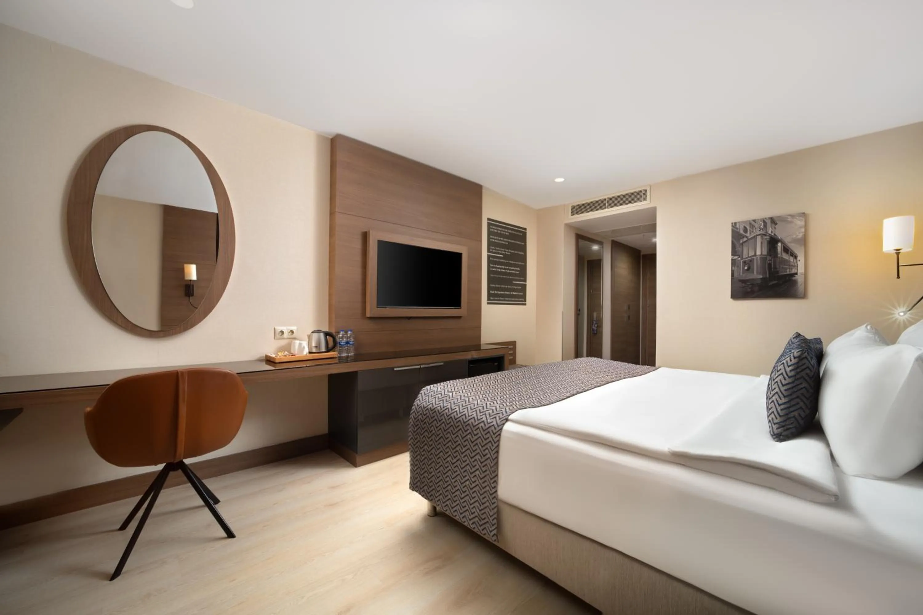 Photo of the whole room, Bed in TRYP By Wyndham Istanbul Sisli Hotel