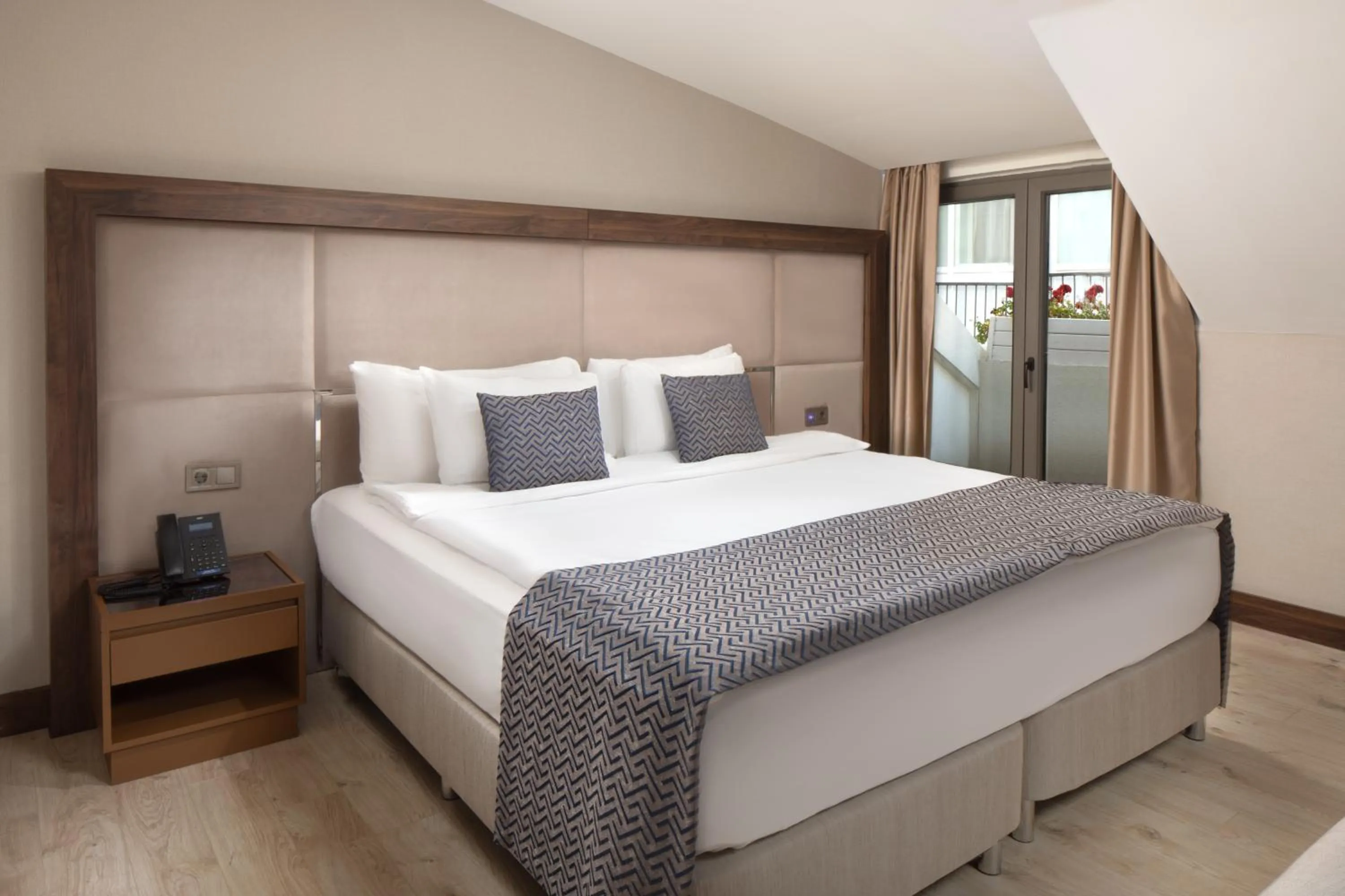 Photo of the whole room, Bed in TRYP By Wyndham Istanbul Sisli Hotel