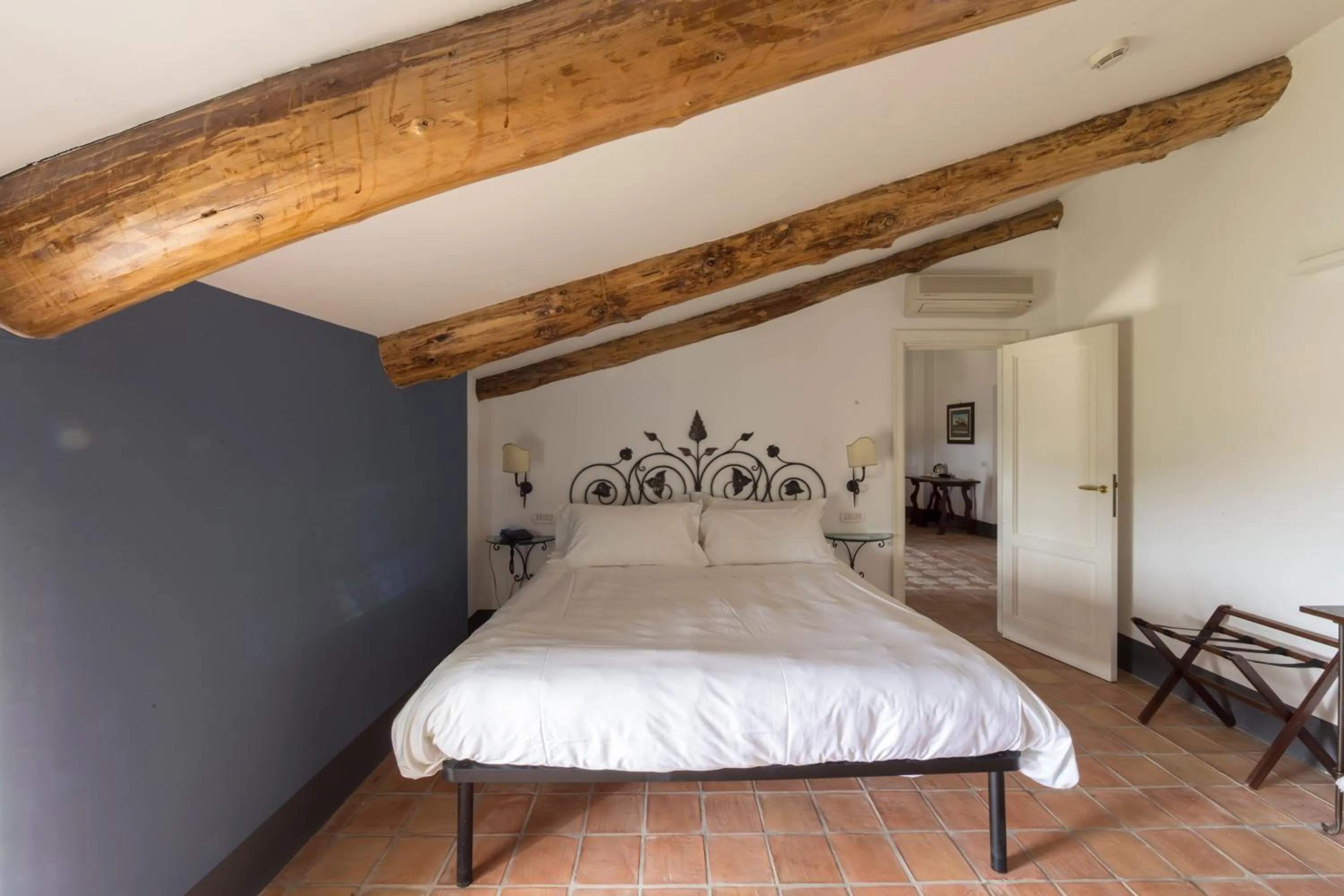 Photo of the whole room, Bed in Relais Regina Giovanna